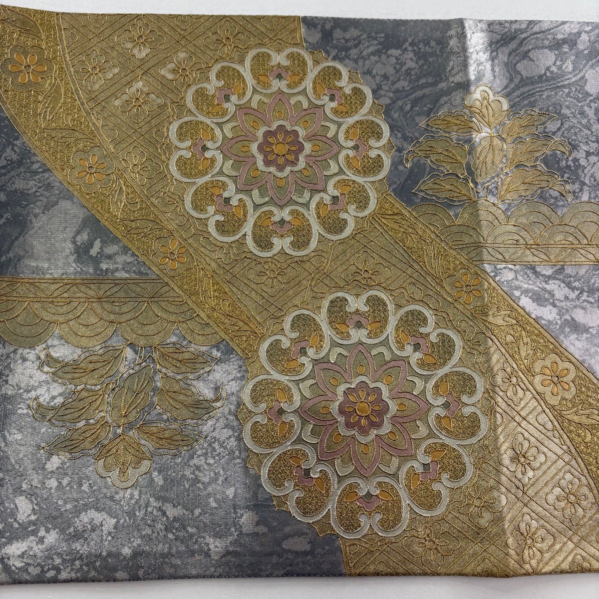 美品】 袋帯 秀品 華文 草花 螺鈿 金糸 銀色 お太鼓柄 正絹｜中古