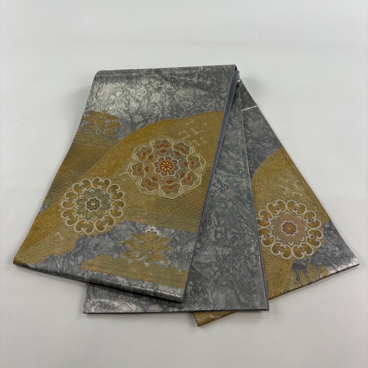 美品】 袋帯 秀品 華文 草花 螺鈿 金糸 銀色 お太鼓柄 正絹｜中古