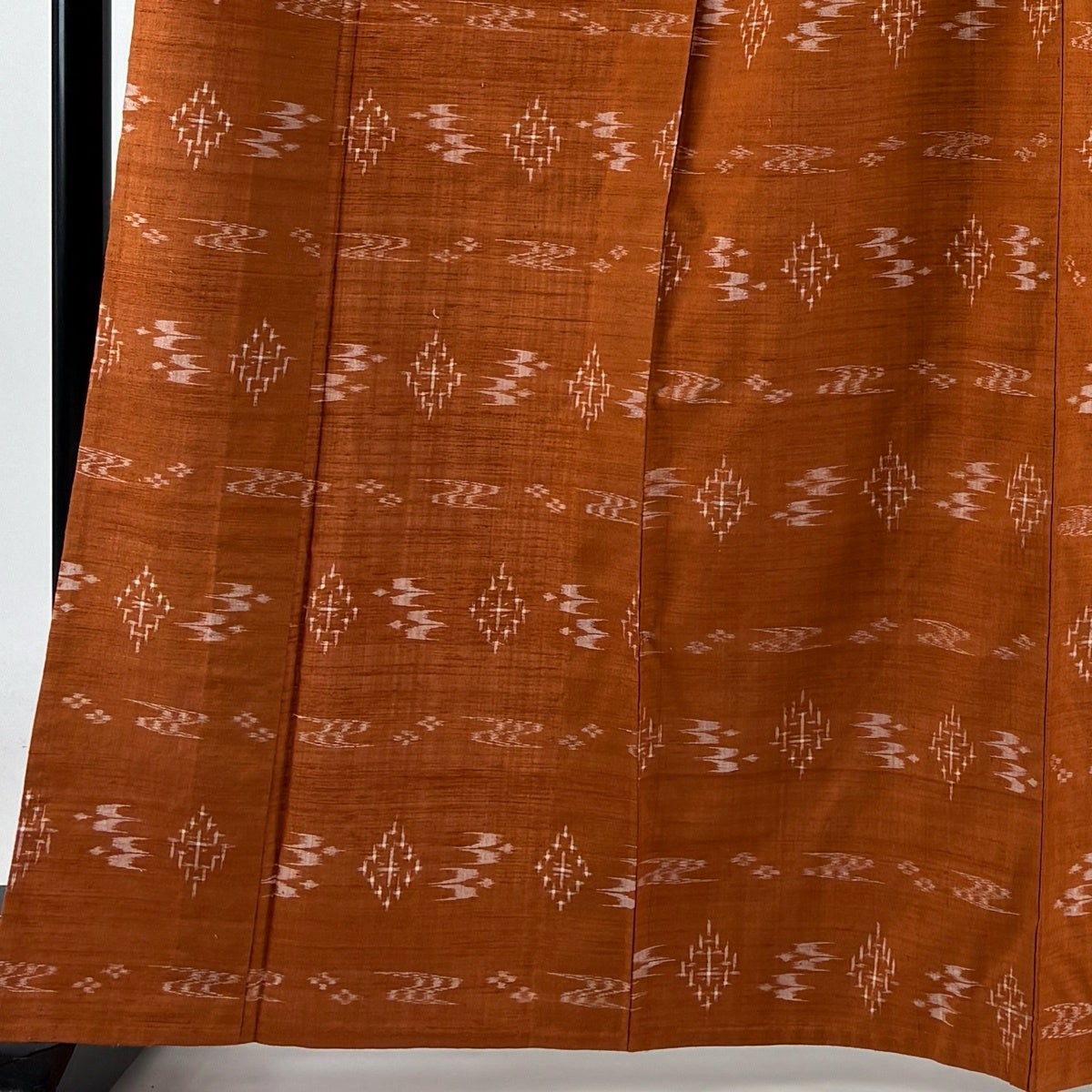 美品】 紬 身丈166cm 裄丈66cm M 単衣 燕 流水 赤茶 正絹 秀品｜中古