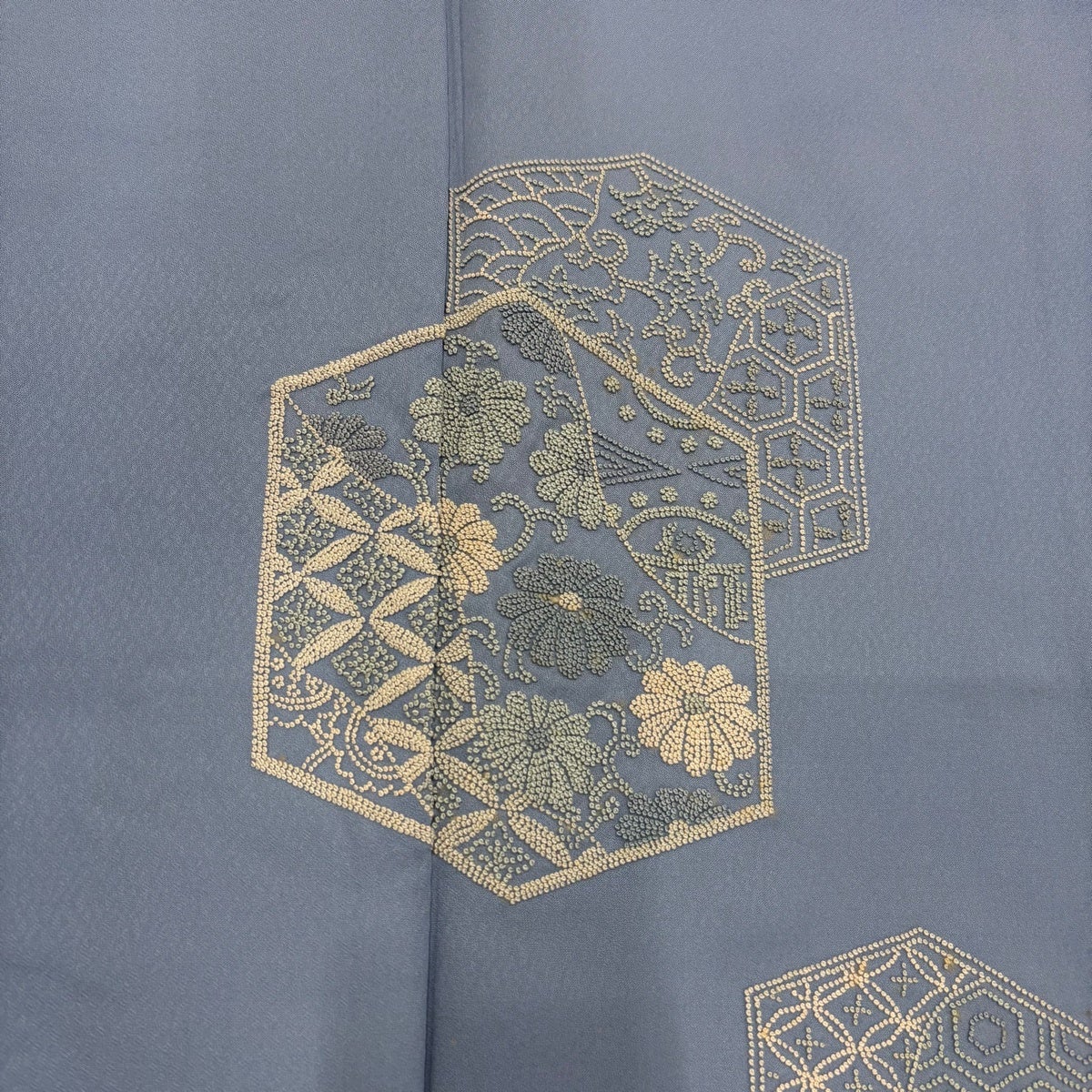 付下げ 身丈163.5cm 裄丈69cm L 袷 亀甲文 菊唐草 相良刺繍 水色 正絹