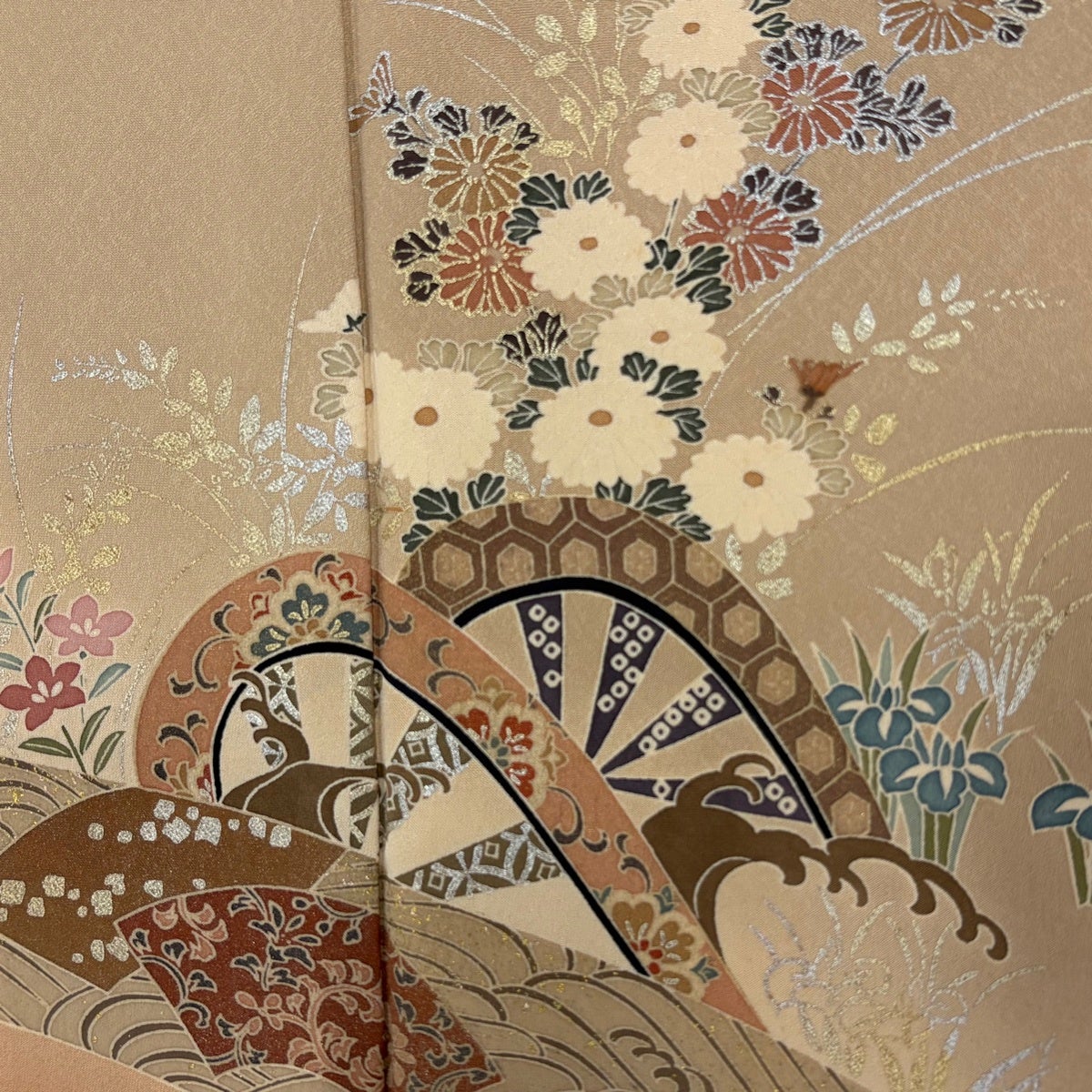 付下げ 身丈153.5cm 裄丈62cm S 袷 片輪車 菊 金銀彩 茶色 正絹 秀品