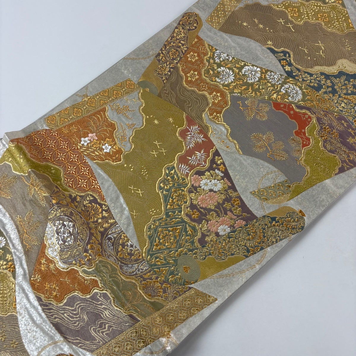 美品】 袋帯 秀品 巻物 草花 刺繍 金銀糸 銀色 六通 正絹｜中古・古着