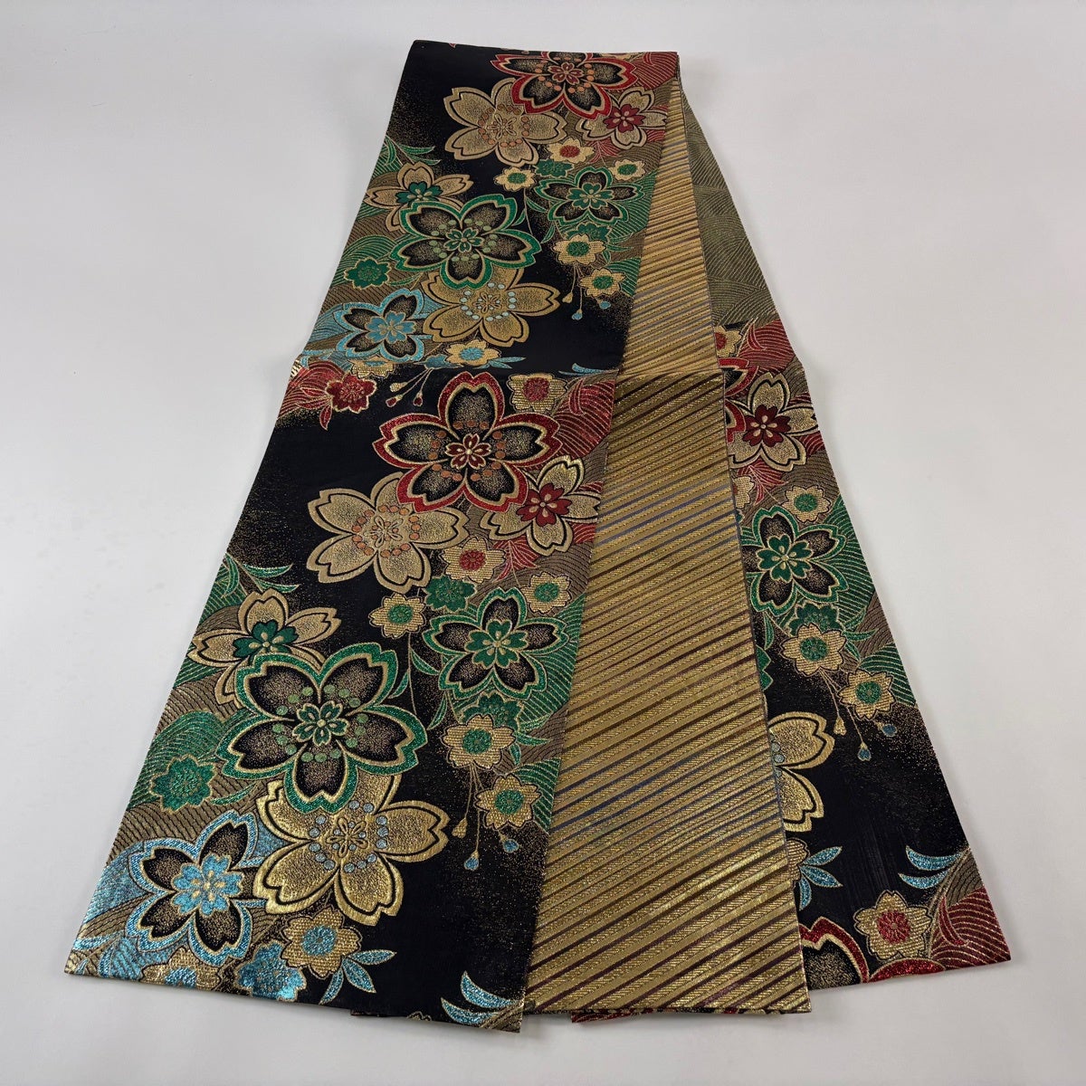 美品】 袋帯 秀品 粋聖 振袖向き 桜 金糸 箔 黒 六通 正絹｜中古・古着