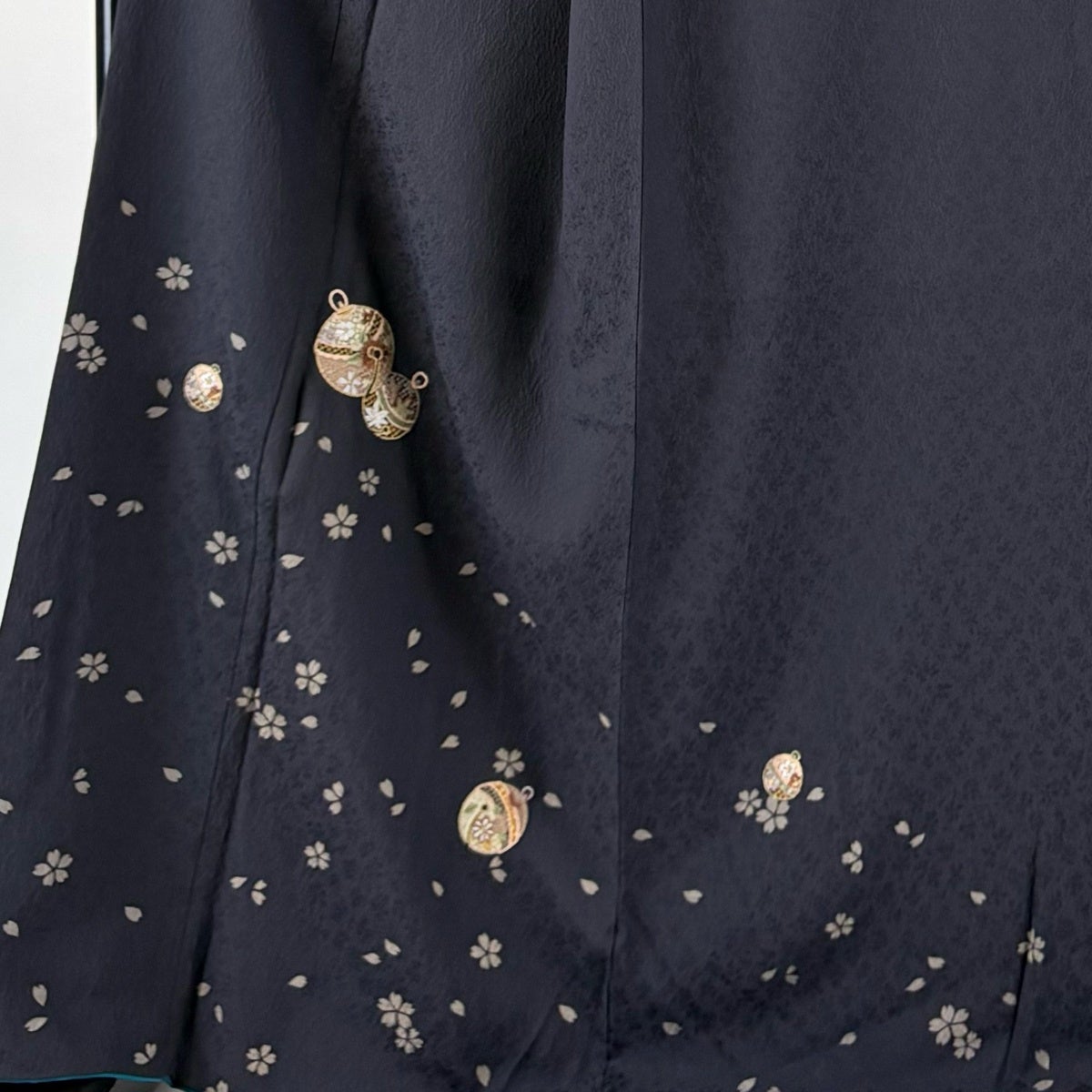 付下げ 身丈169cm 裄丈69cm L 袷 鈴 桜 刺繍 金糸 墨色 正絹 秀品
