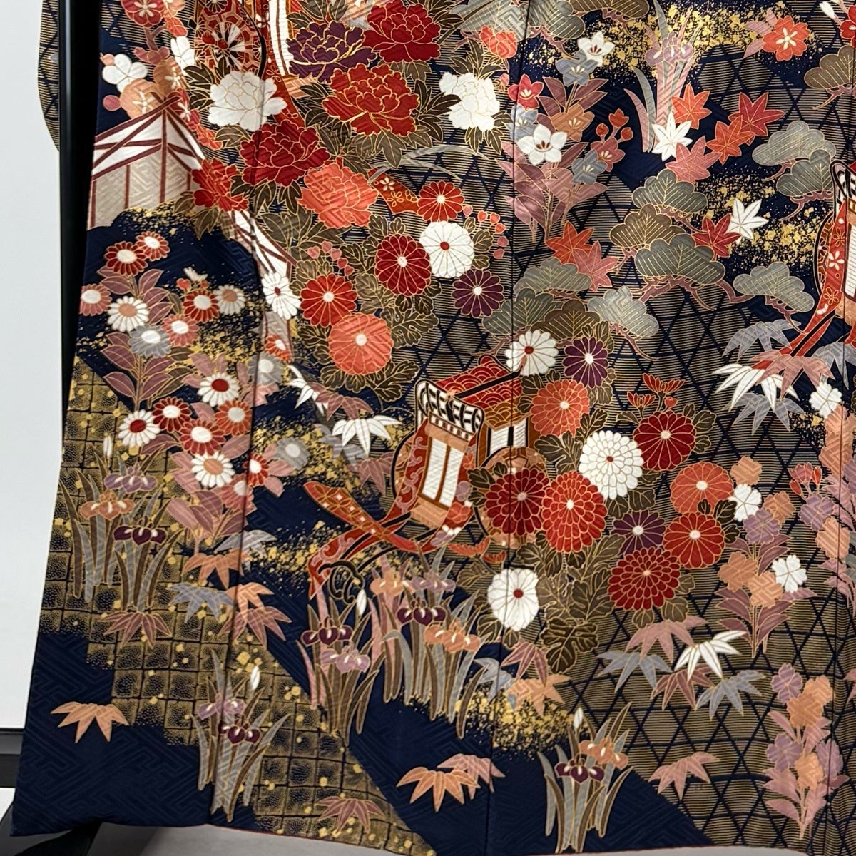 しつけ付き　正絹　絹紅梅　本染浴衣　有松絞り　夏物　155裄63　濃紺　黄色　花 美品】 振袖 身丈166cm 裄丈68.5cm L 袷 御所車 草花 金糸 金彩 紺色