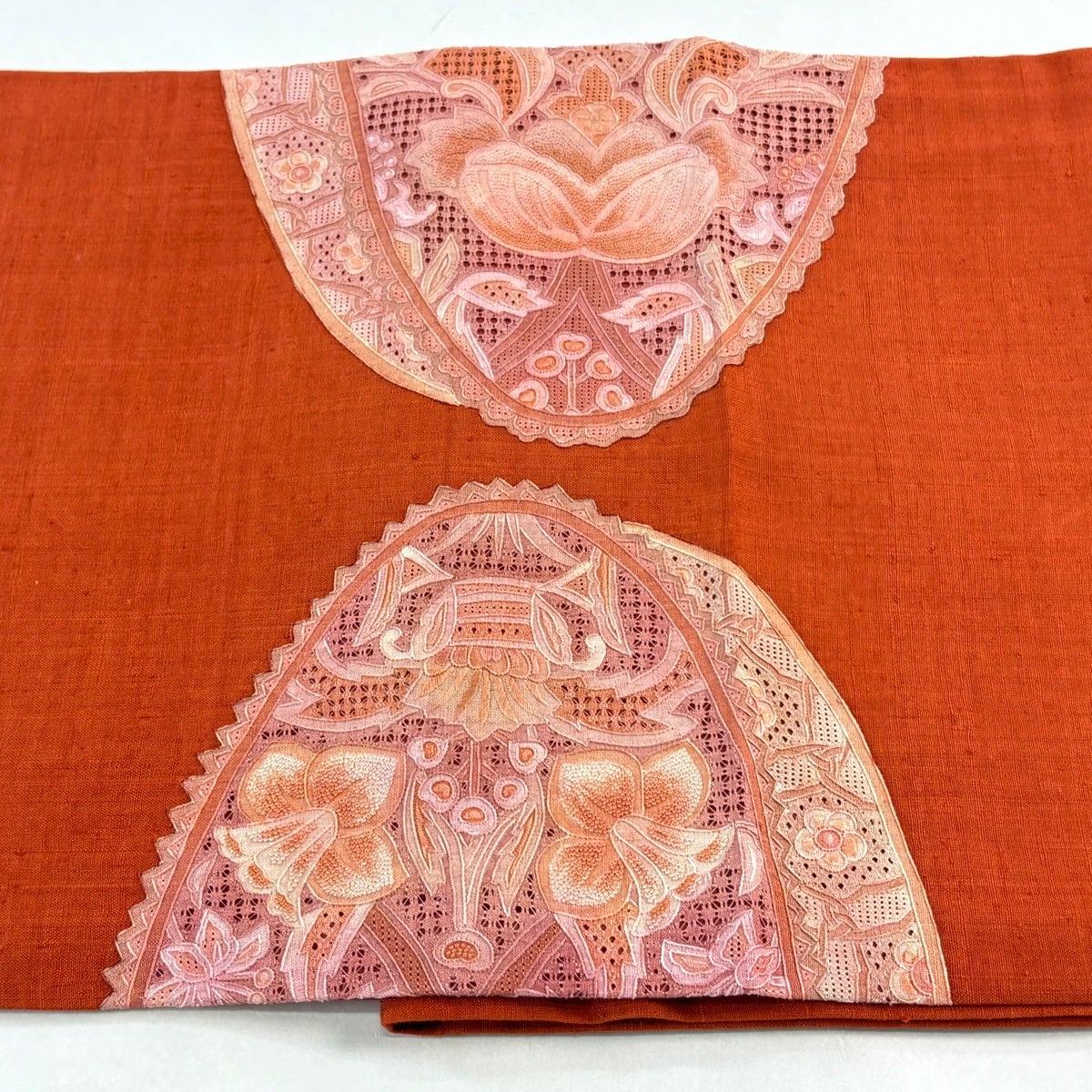 美品】 開き名古屋帯 秀品 紬地 草花 華文 刺繍 朱色 正絹｜中古・古着