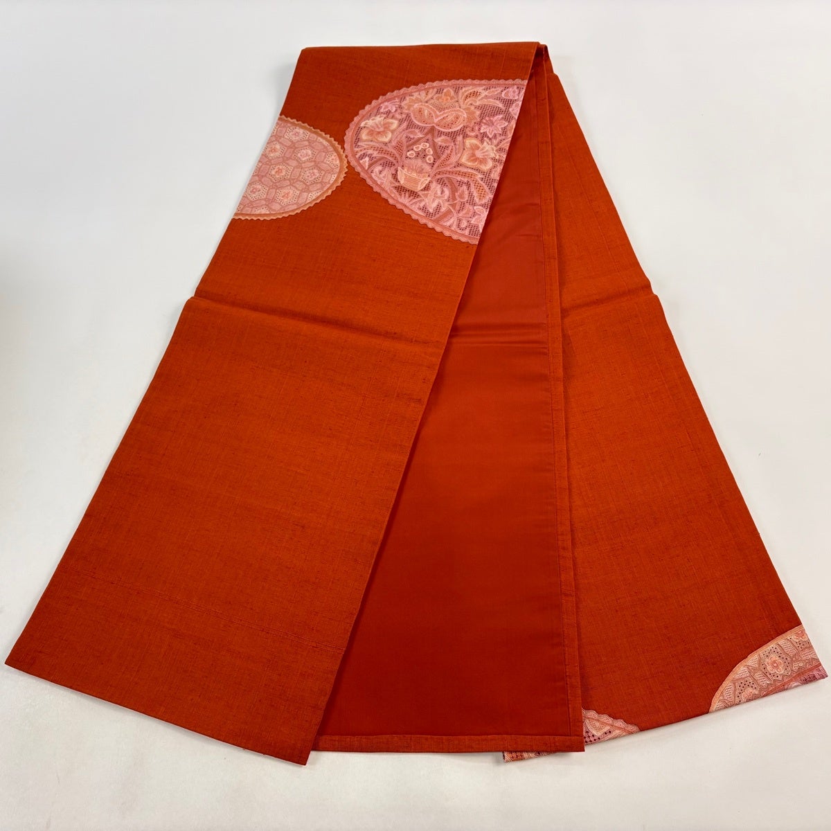 美品】 開き名古屋帯 秀品 紬地 草花 華文 刺繍 朱色 正絹｜中古・古着
