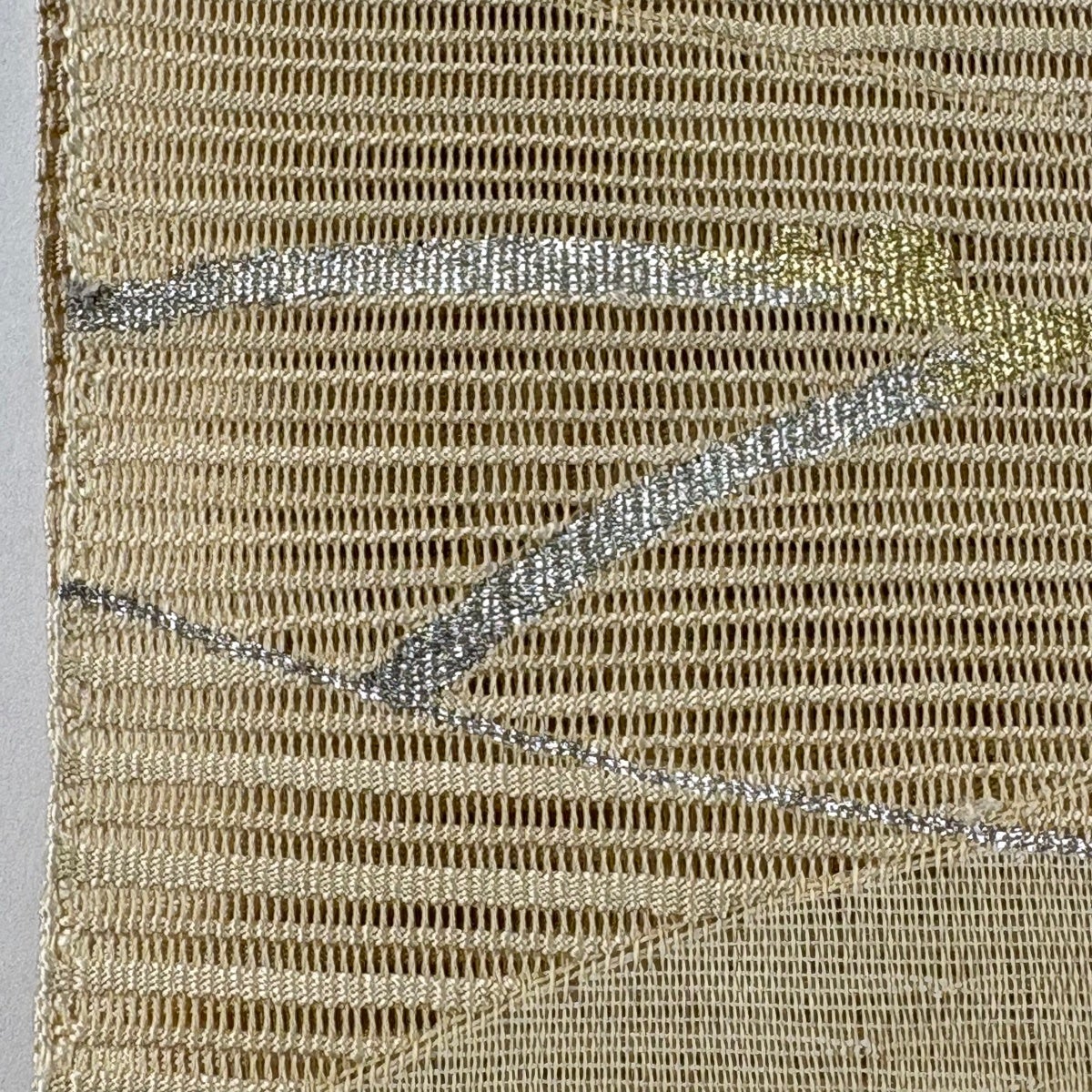 希少品　未使用品　夏帯　絽の髭紬の八寸名古屋帯 松葉仕立て黄土色 ストライプ 名古屋帯 秀品 夏帯 絽 八寸名古屋帯 松葉仕立て 草花 芝 金銀糸 黄土