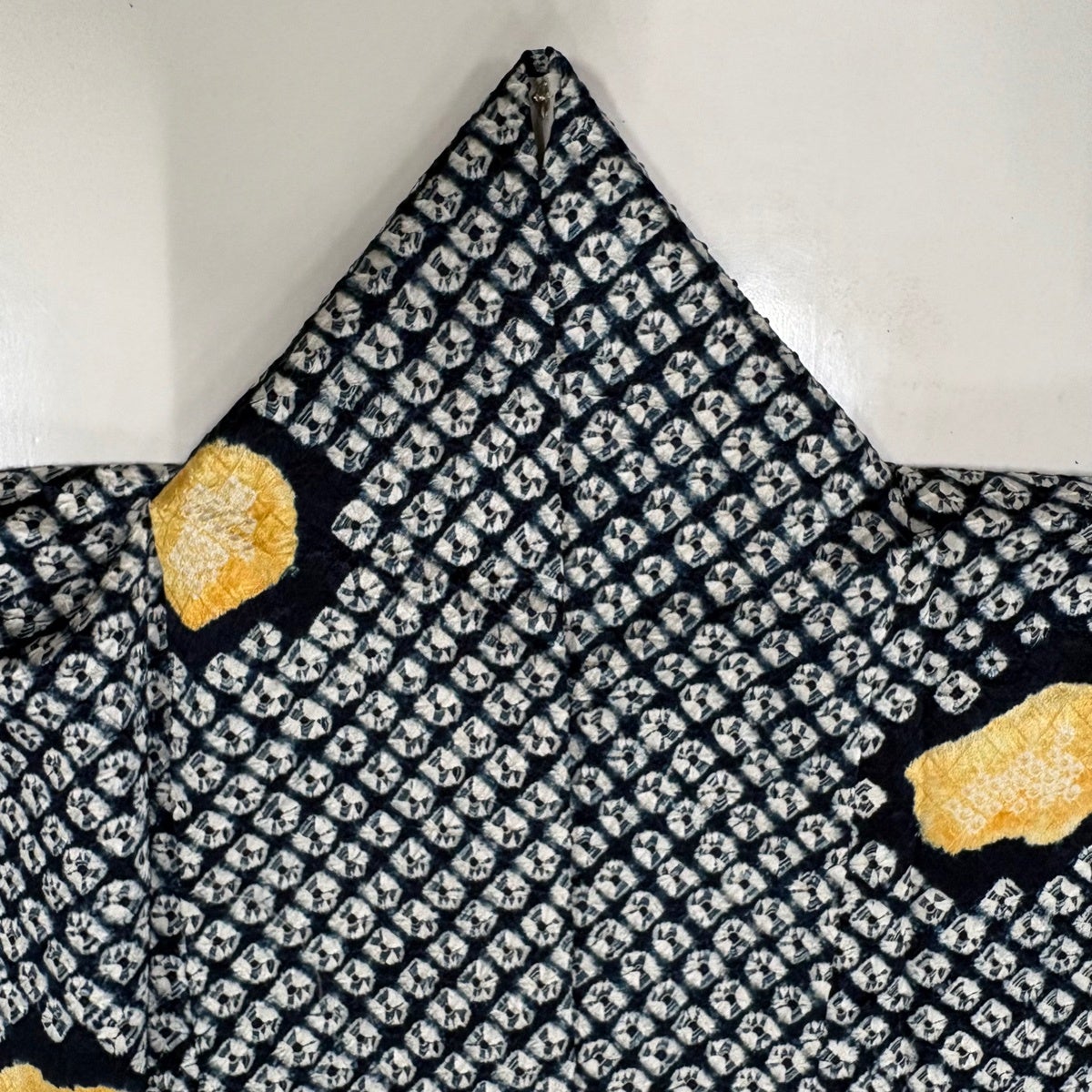 美品】 小紋 身丈156cm 裄丈62cm S 袷 花 幾何学模様 絞り 紺色 正絹