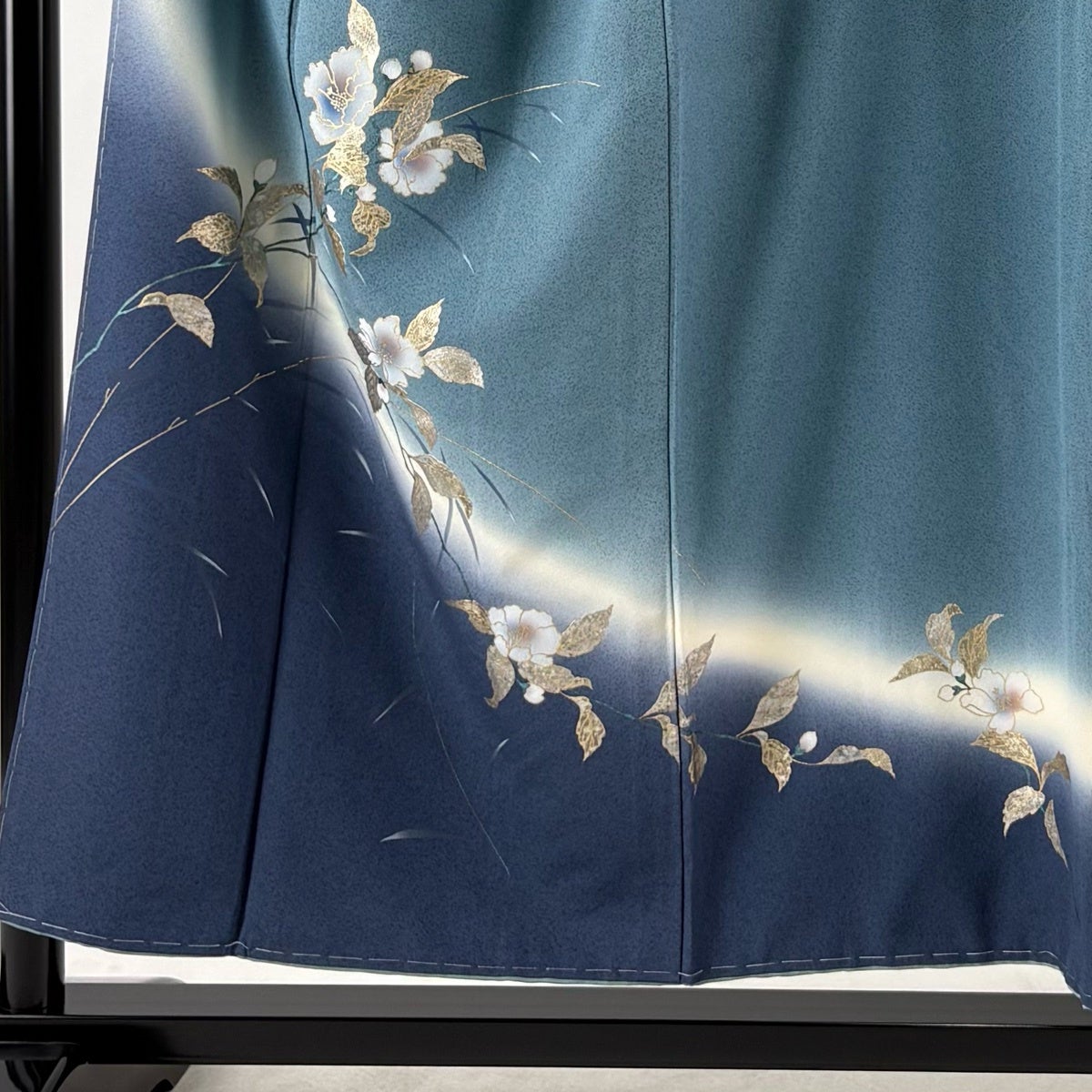 逸品◇未使用!正絹◇色無地◎本草木染「圓啓」154cm一つ紋(五三桐)薄色 袷 付下げ 身丈154cm 裄丈68cm L 袷 草花 金銀彩 ぼかし 青灰色 正絹 秀品