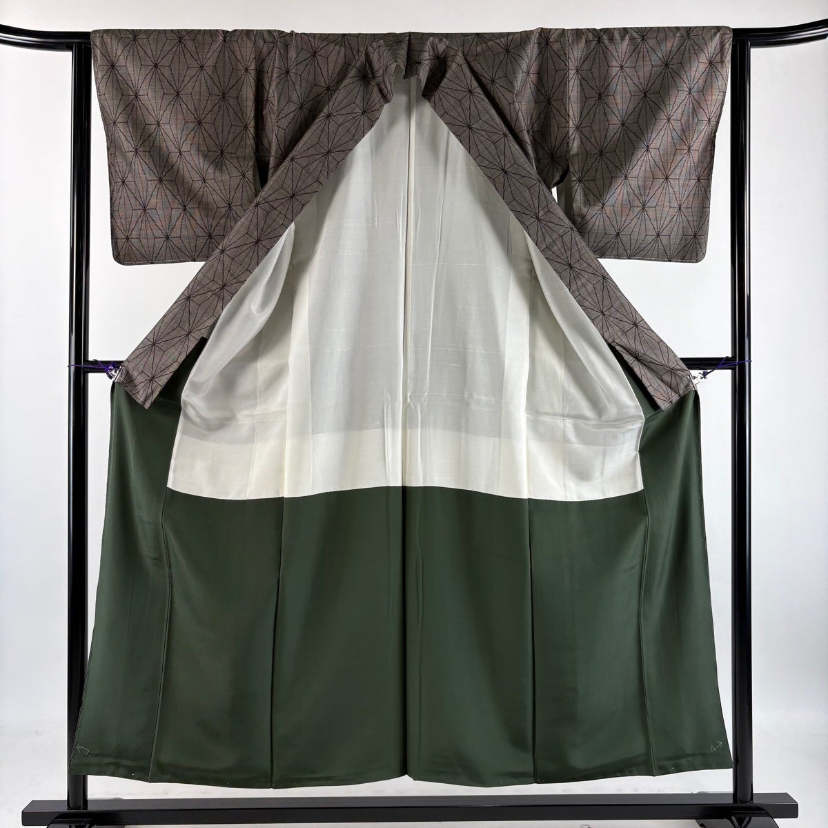 紬着物（麻の葉文）裄64,5 シンプル系　正絹美品 紬 身丈154cm 裄丈63cm S 袷 麻の葉 焦茶色 正絹 秀品｜中古・古着