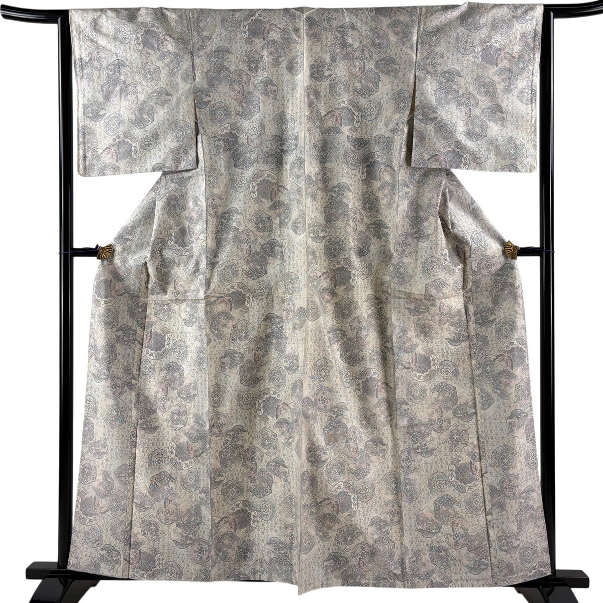 未使用品　単衣 紬 グレー 　身丈160cm 裄丈63.5cm お洒落 正絹 紬 身丈160cm 裄丈64cm M 袷 草花 蝶 灰白 正絹 秀品｜中古・古着