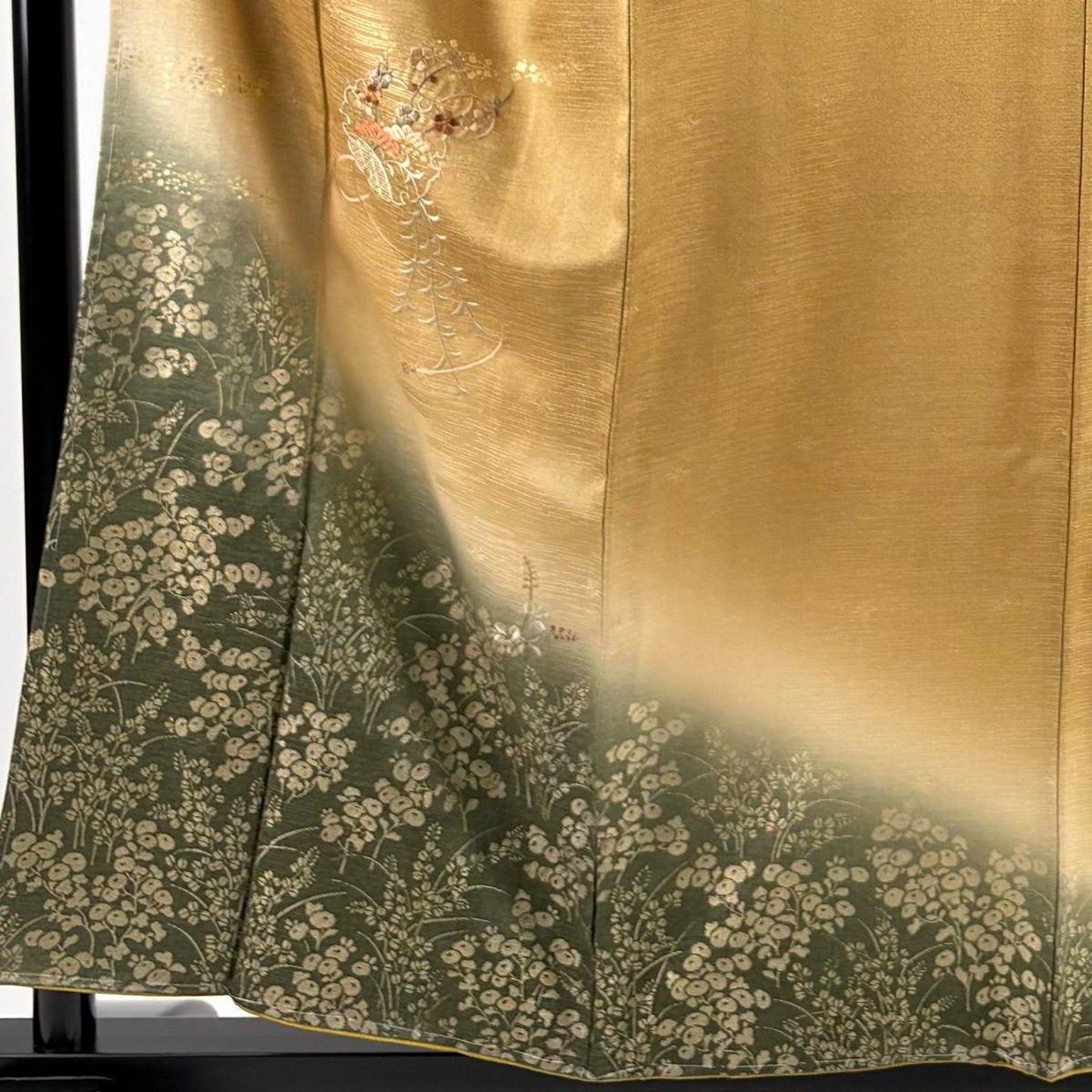NA193アンティーク着物豪華金刺繍しつけ糸付き着丈128センチ裄丈60センチ 付下げ 身丈157.5cm 裄丈63cm S 袷 万寿菊 松梅 金彩 刺繍 黄土色 正絹
