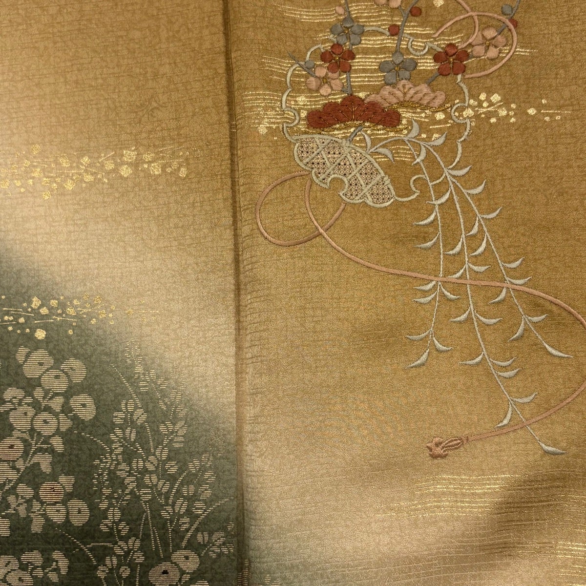 付下げ 身丈157.5cm 裄丈63cm S 袷 万寿菊 松梅 金彩 刺繍 黄土色 正絹