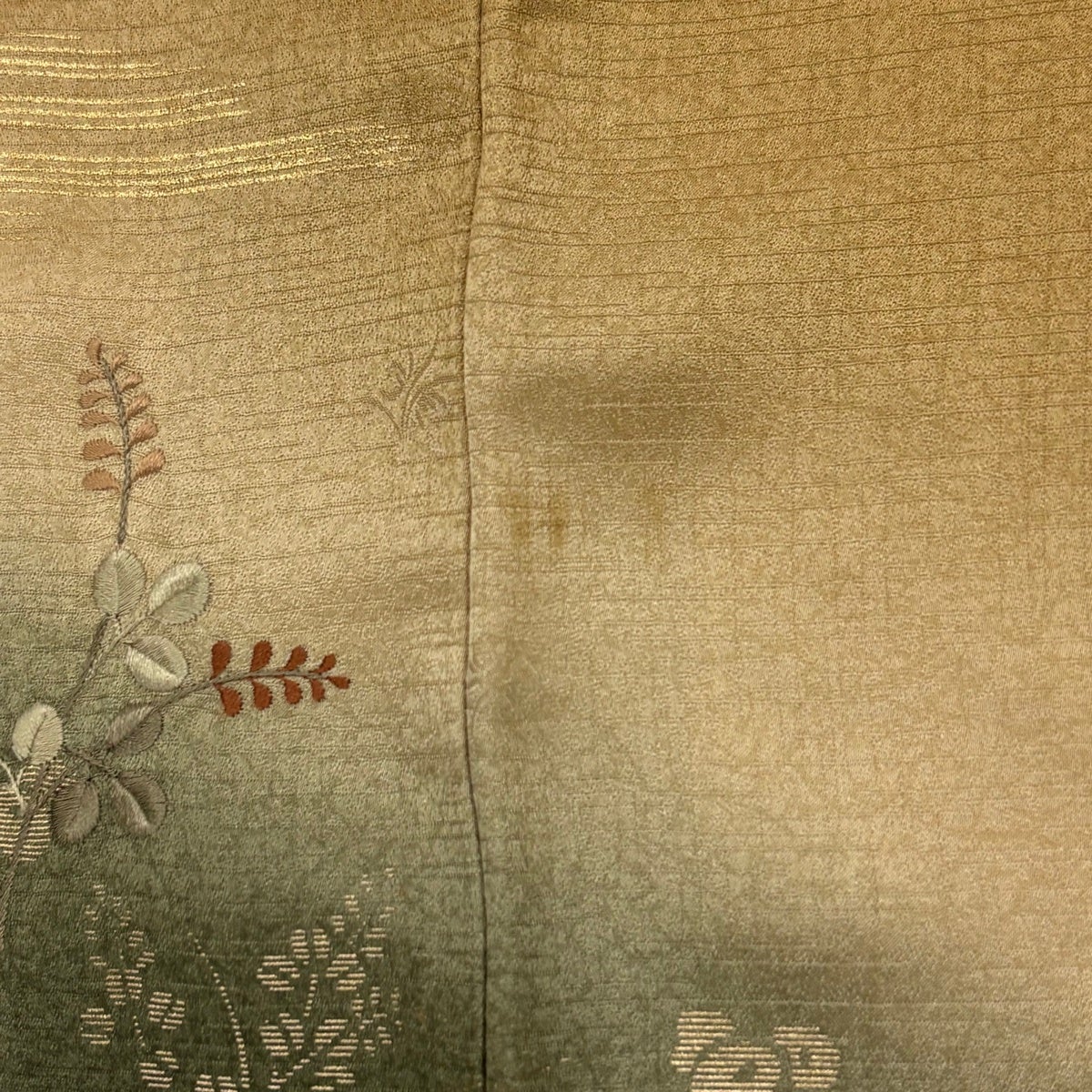 付下げ 身丈157.5cm 裄丈63cm S 袷 万寿菊 松梅 金彩 刺繍 黄土色 正絹