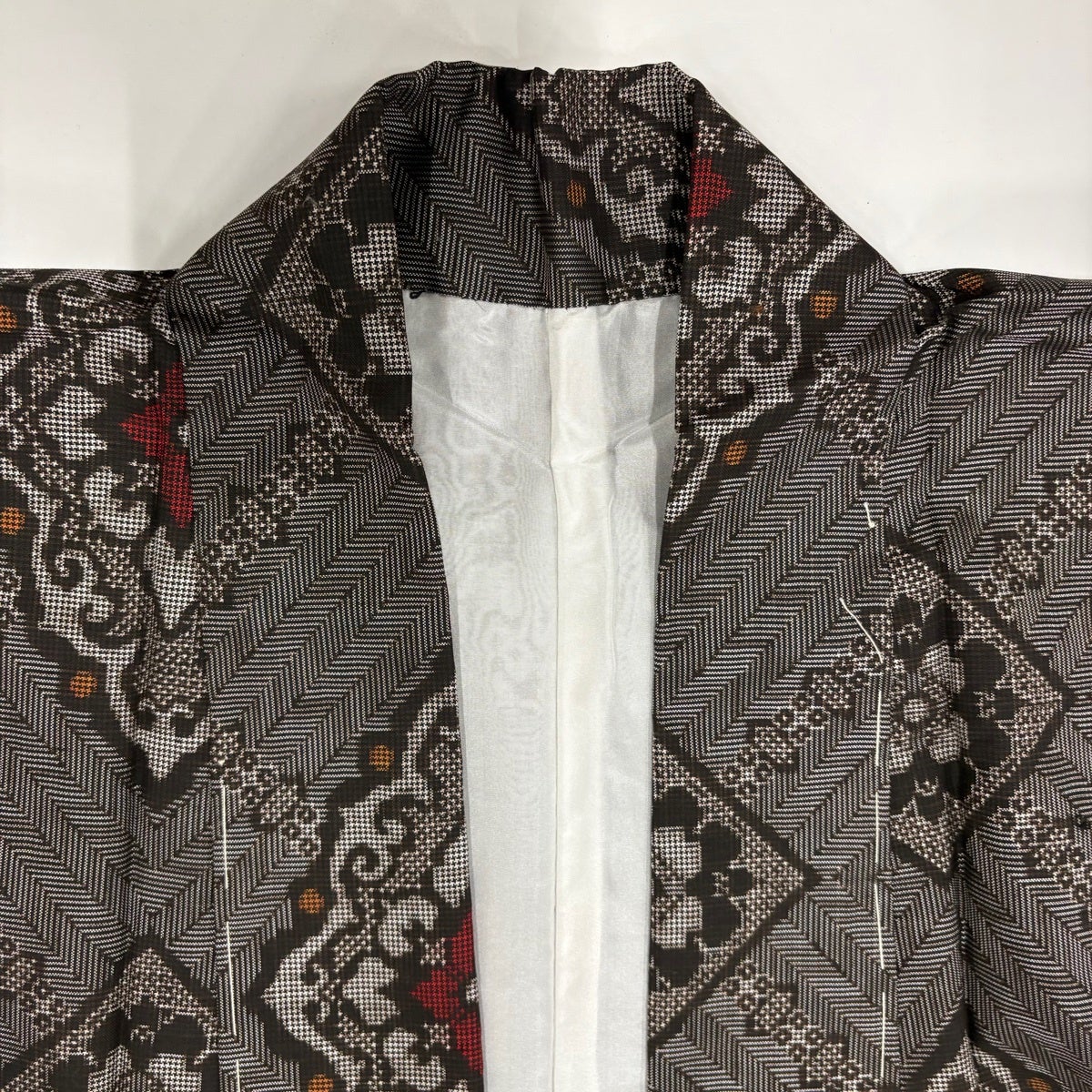 美品】 紬 身丈157.5cm 裄丈64cm M 袷 バチ衿 華文 菱 焦茶色 正絹 秀
