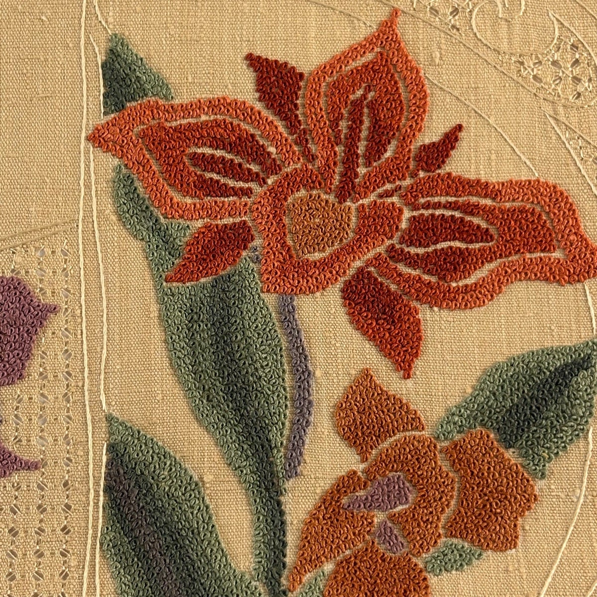 名古屋帯 秀品 紬地 草花 相良刺繍 汕頭刺繍 薄黄土色 正絹｜中古