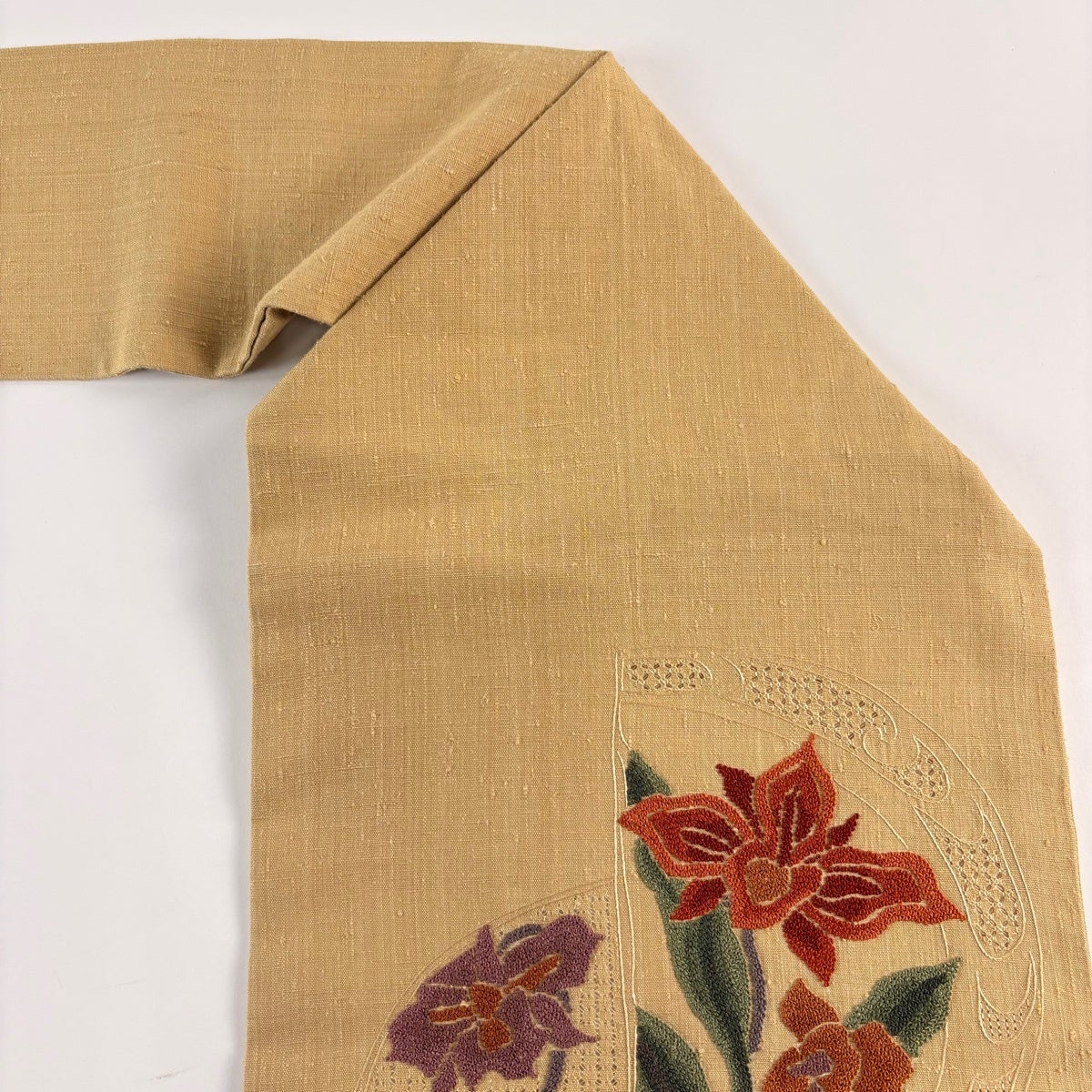 名古屋帯 秀品 紬地 草花 相良刺繍 汕頭刺繍 薄黄土色 正絹｜中古