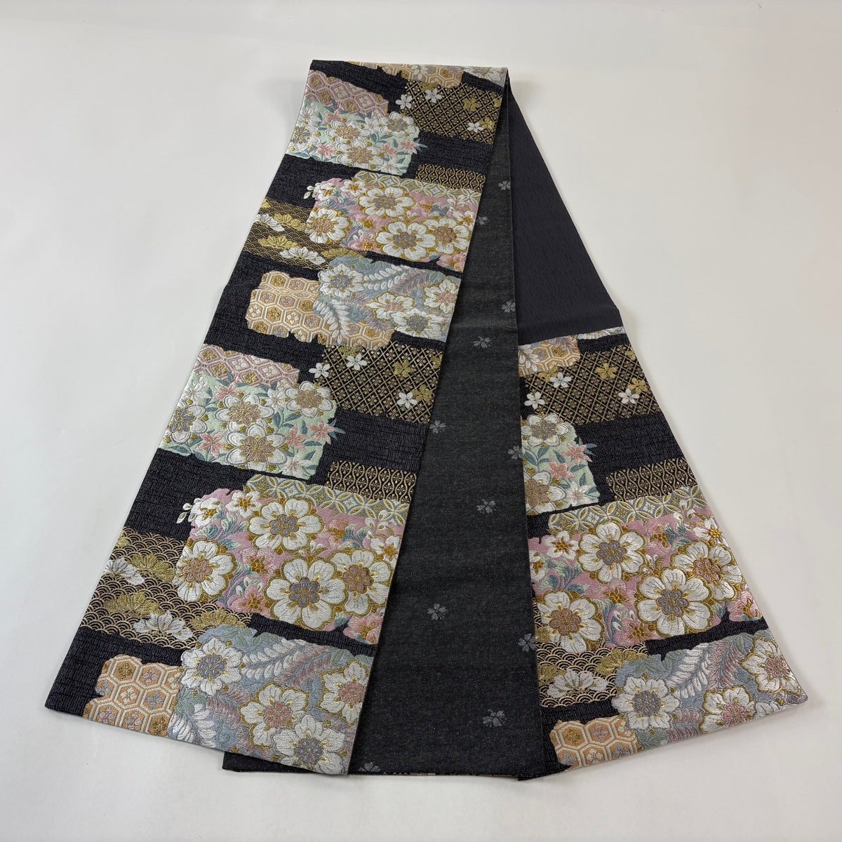 袋帯　金糸　銀糸　芝草　花模様　黒地　着物　014b d ms 美品】 袋帯 名品 草花 青海波 箔 金銀糸 黒灰 六通 正絹｜中古・古着
