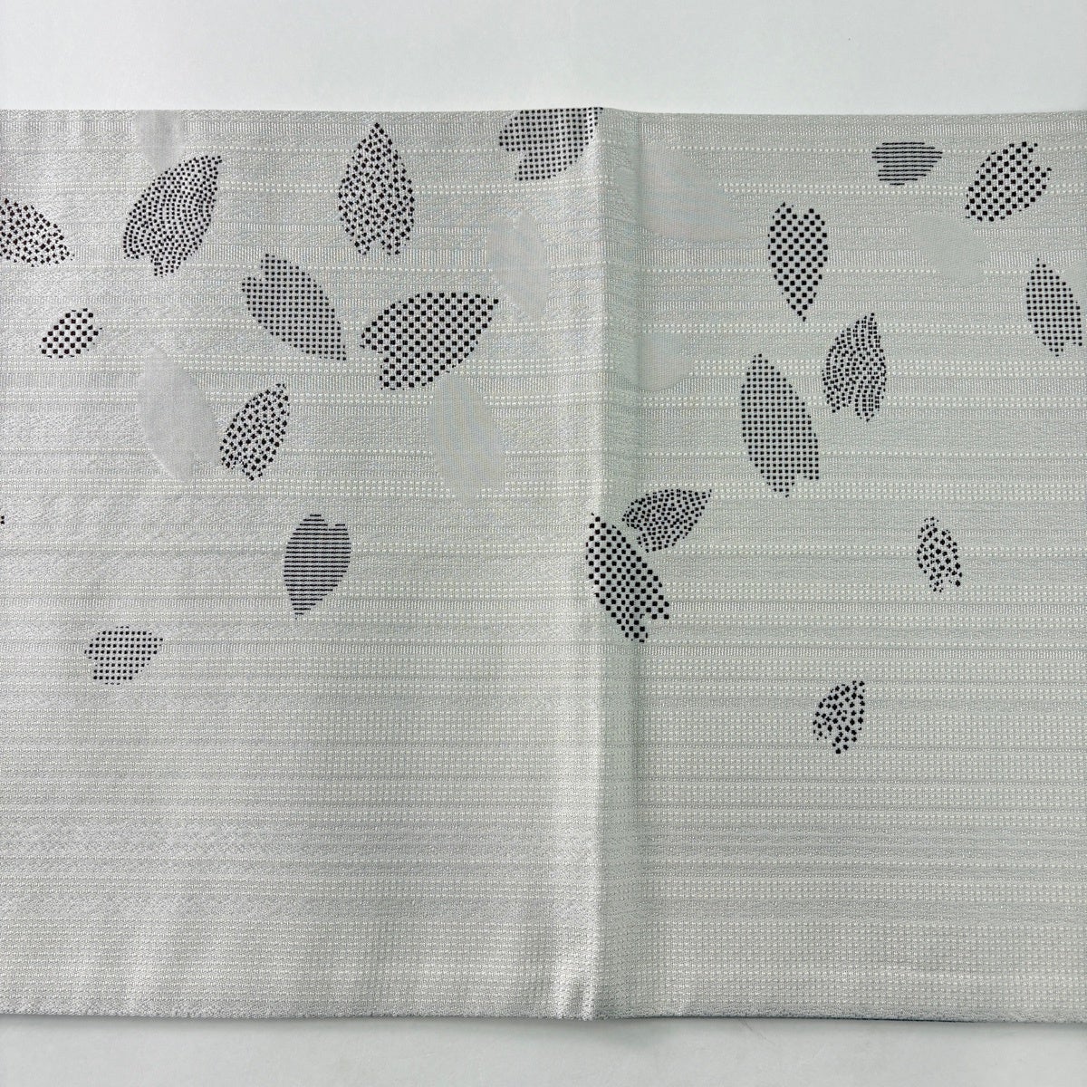 袋帯 名品 桜の花びら 縞 銀通し 灰白 全通 正絹｜中古・古着
