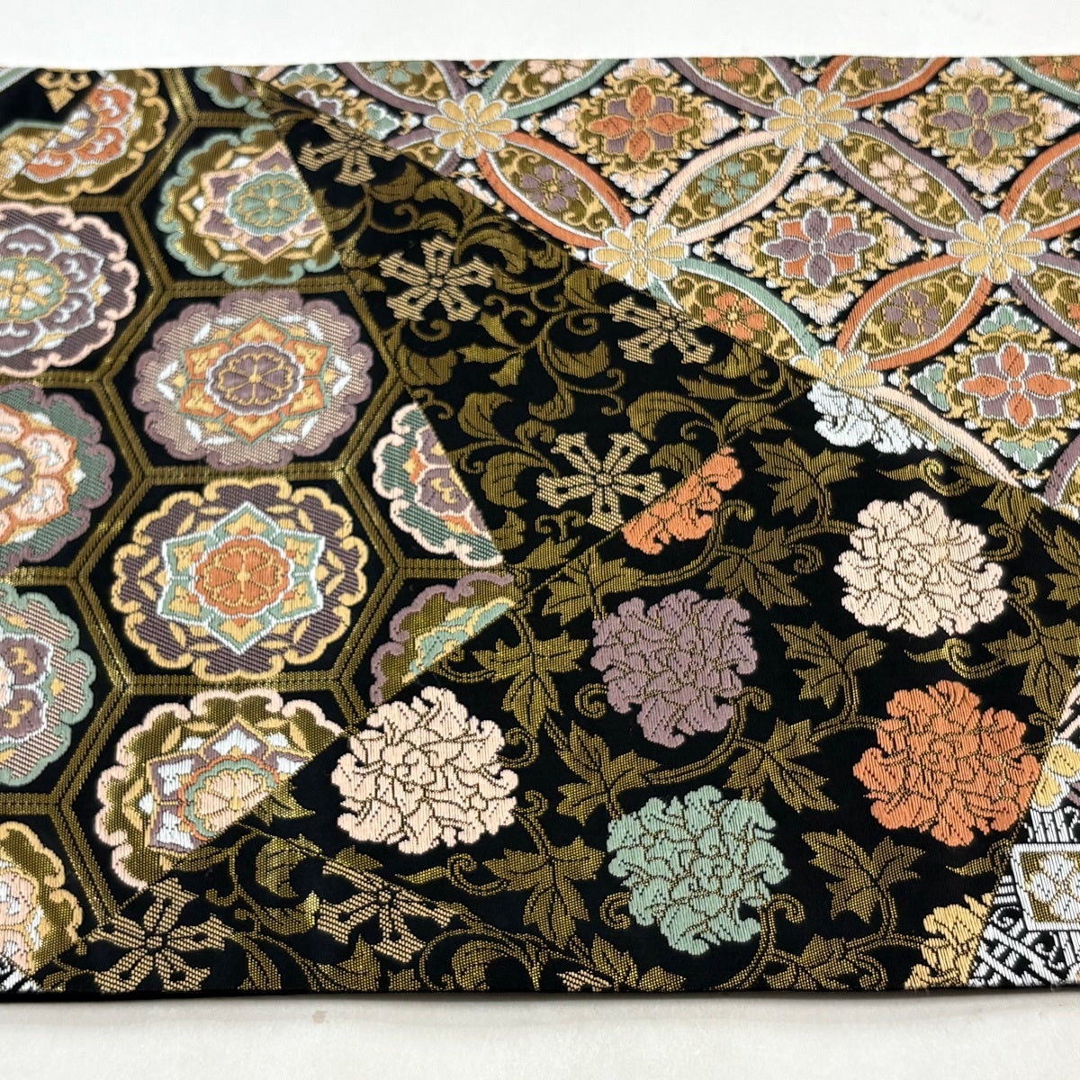正絹　袋帯　黒地に花唐草　金 袋帯 名品 寄せ柄 花唐草 箔 唐織 黒 六通 正絹｜中古・古着