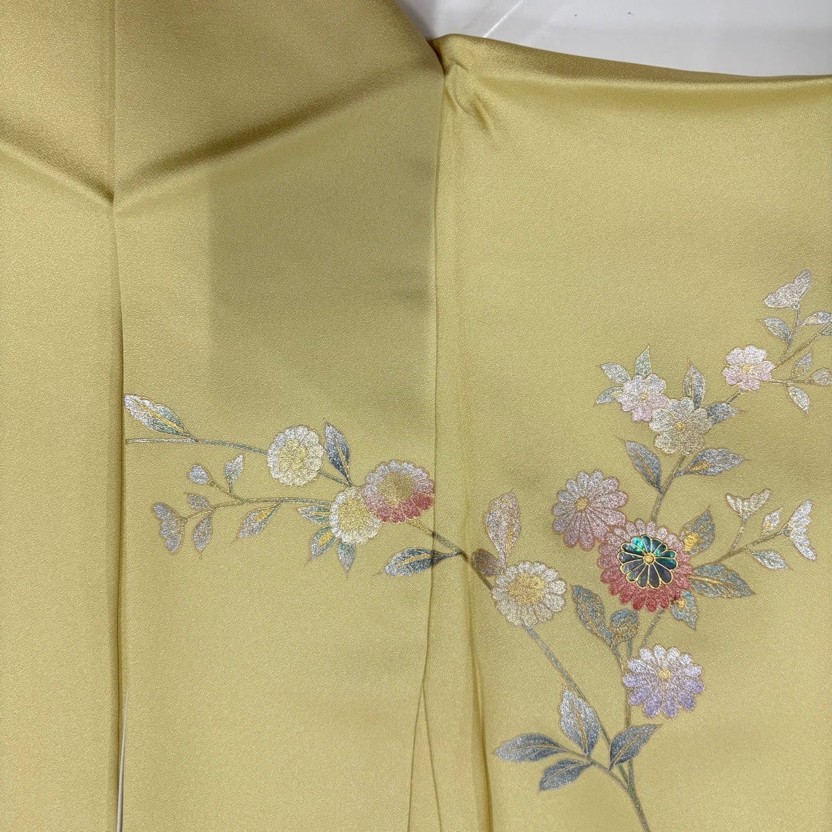 美品】 訪問着 身丈156cm 裄丈64cm M 単衣 菊 螺鈿 金銀彩 薄黄 正絹