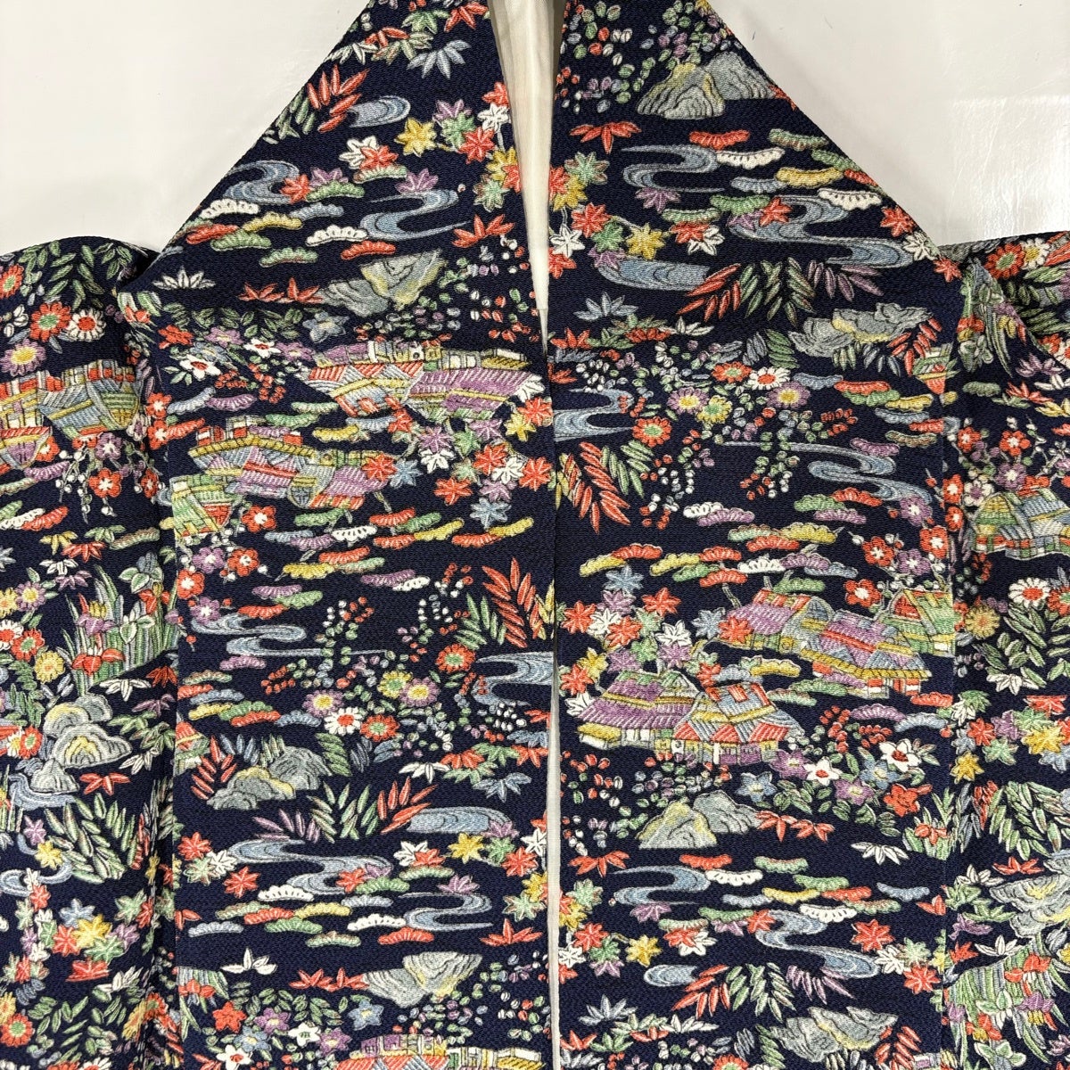 美品】 小紋 身丈162.5cm 裄丈62.5cm S 袷 草花 建物 縮緬 紺色 正絹