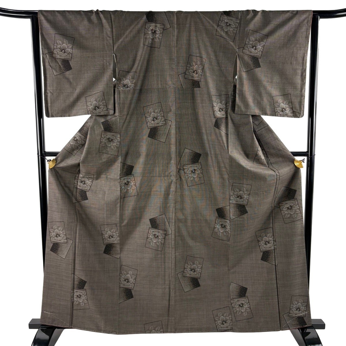 大島紬 身丈159.5cm 裄丈66cm 正絹 逸品 【中古】 大島紬 身丈159.5cm 裄丈65cm M 袷 純泥染 証紙 菱 幾何学模様 焦茶色