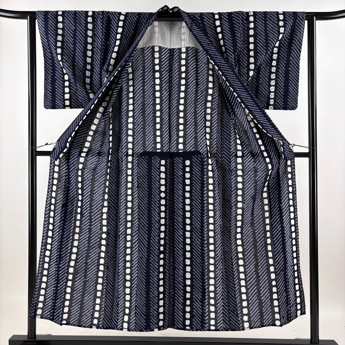 美品】 浴衣 身丈151.5cm 裄丈61.5cm S 絞り浴衣 斜縞 幾何学 紺色 綿
