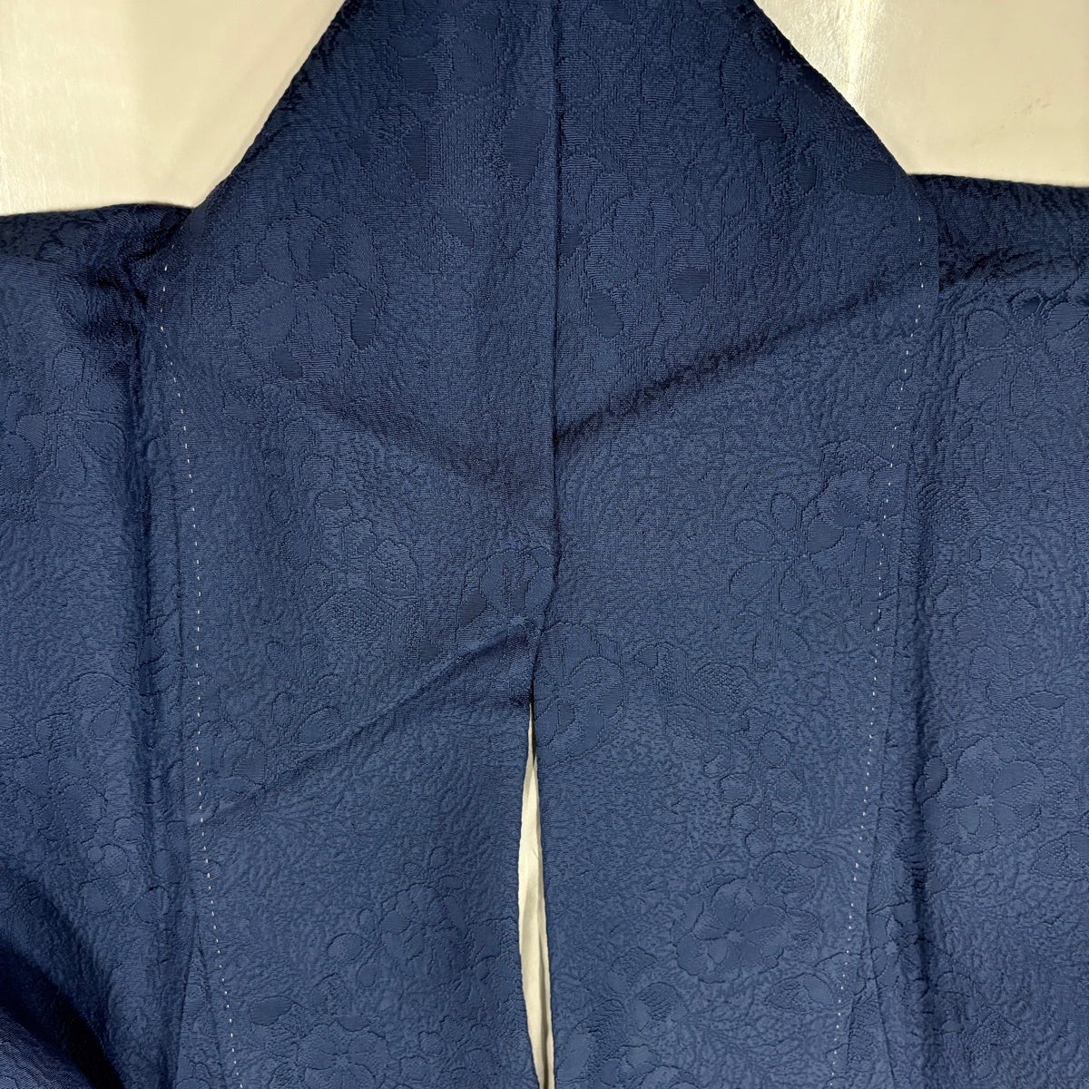 美品】 色無地 身丈158.5cm 裄丈62.5cm S 袷 地紋 紺色 正絹 秀品