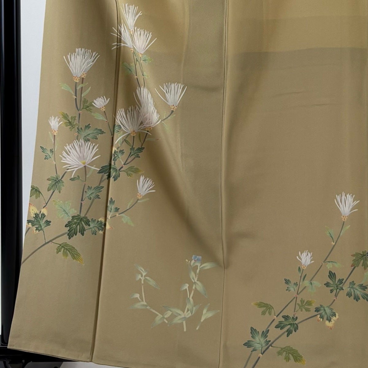 付下げ 身丈160.5cm 裄丈63.5cm S 袷 落款あり 菊 草花 ベージュ 正絹