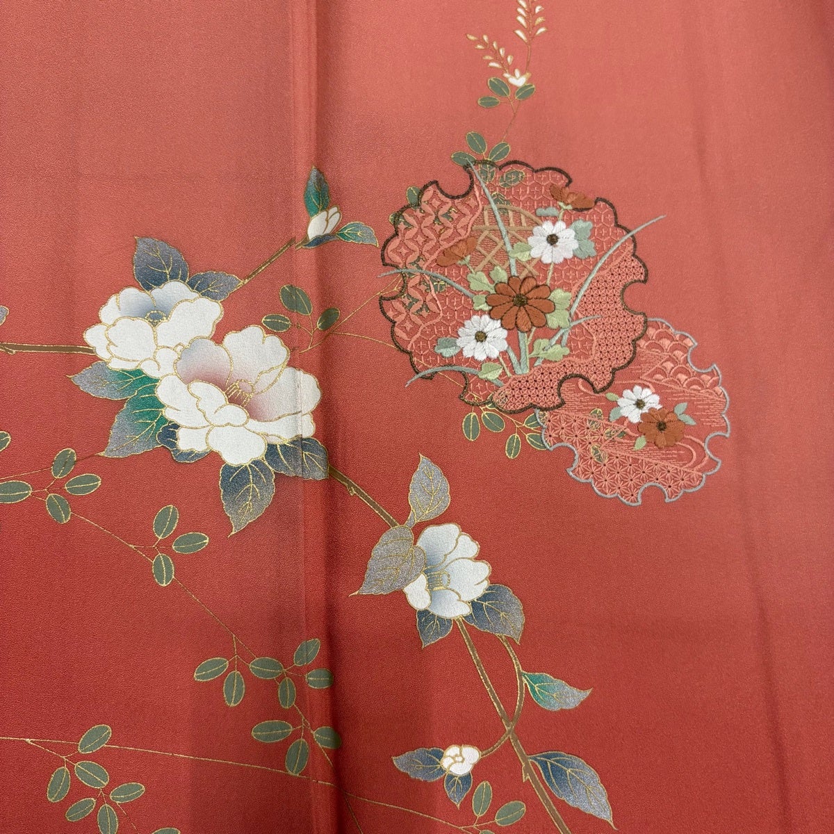 付下げ 身丈162cm 裄丈68cm L 袷 雪輪 椿 刺繍 金彩 サーモンピンク