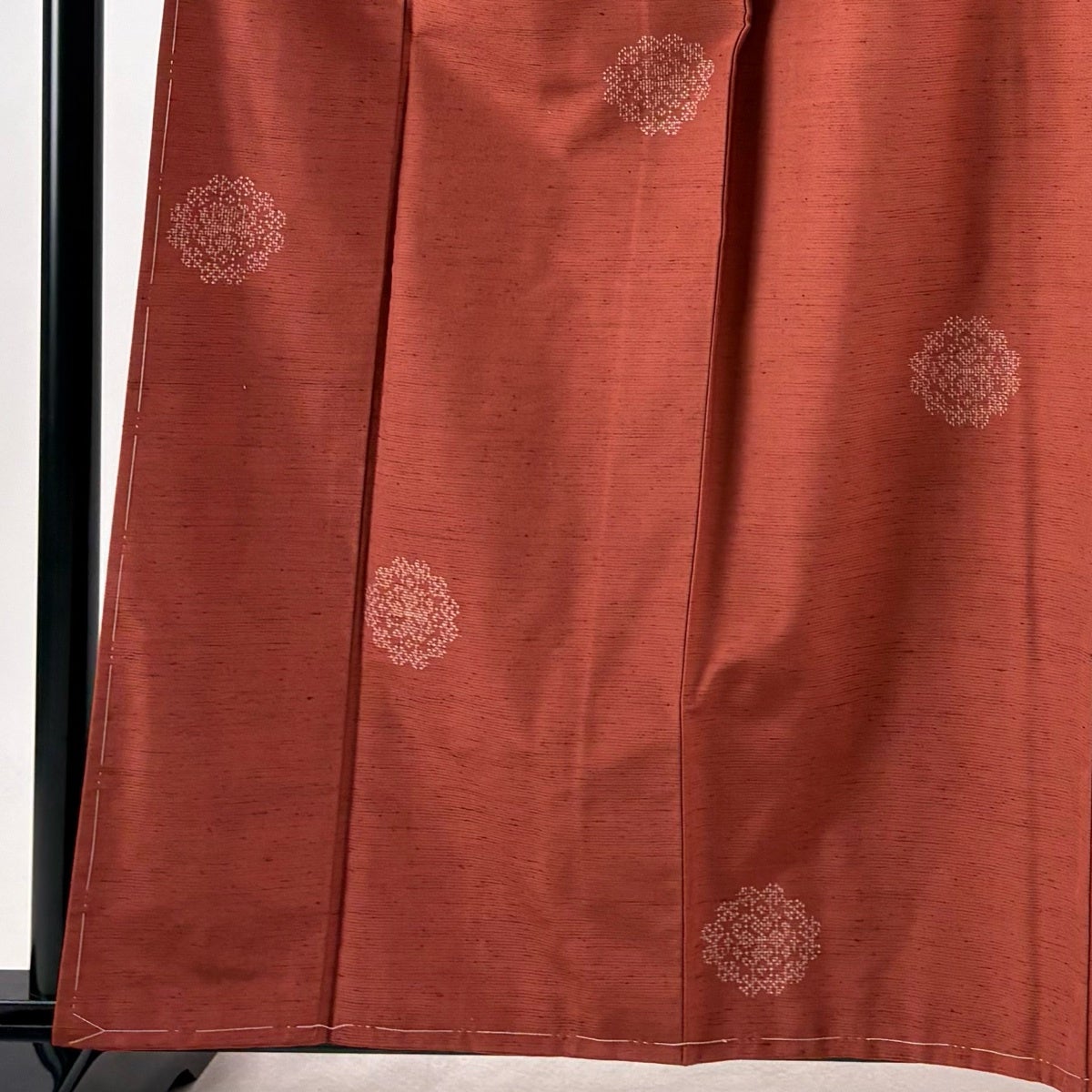 美品】 紬 身丈159.5cm 裄丈66cm M 袷 天山紬 証紙あり 華文 赤茶 正絹