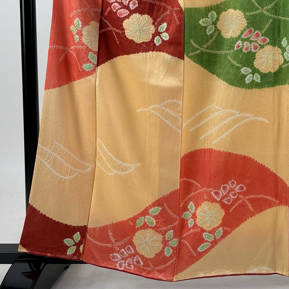 美品】 小紋 身丈160cm 裄丈64.5cm M 袷 梅 芝 絞り 薄オレンジ 正絹