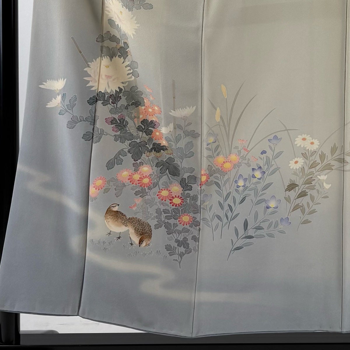 付下げ 身丈154cm 裄丈62.5cm S 袷 落款あり 菊 鳥 ぼかし 灰色 正絹
