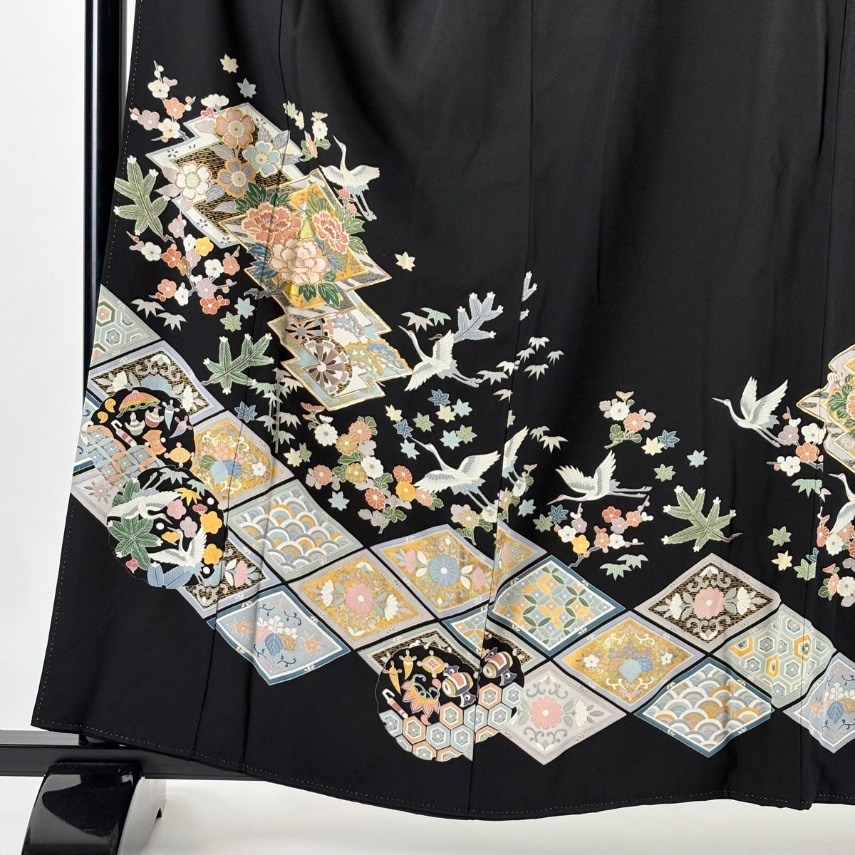 黒留袖 身丈159.5cm 裄丈68cm L 袷 落款あり 鶴 松皮菱 金糸 金銀彩 黒