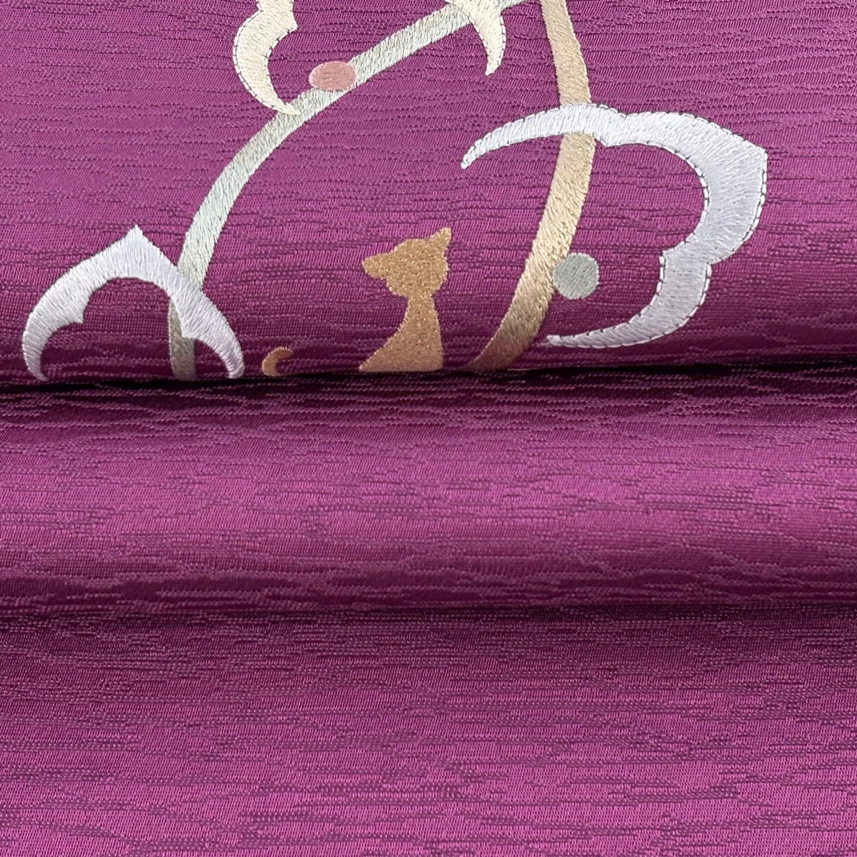 美品】 袋名古屋帯 逸品 想屋 猫 草花 刺繍 金通し 赤紫 正絹｜中古