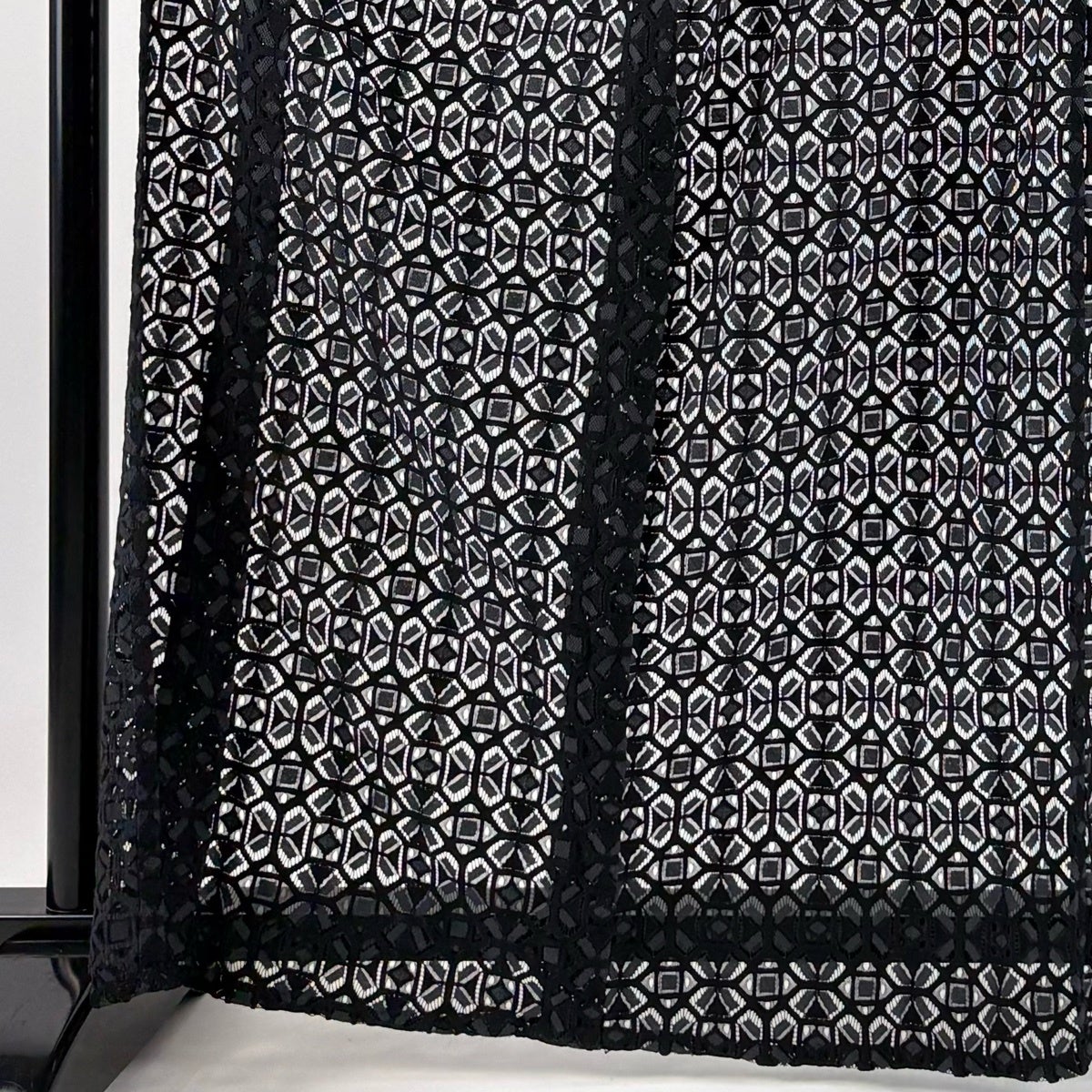 美品】 小紋 身丈163cm 裄丈66.5cm M 薄物 バチ衿 幾何学模様 刺繍 黒