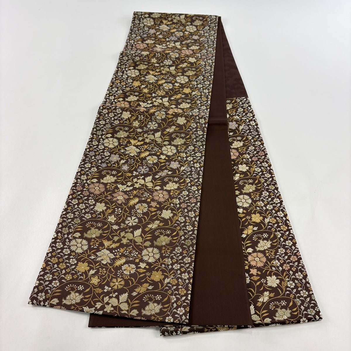 【未使用】おしゃれ袋帯 焦茶色 菱文様 花唐草 カジュアル〜セミフォーマル 美品】 袋帯 名品 落款あり 花唐草 箔 唐織 焦茶色 六通 正絹｜中古