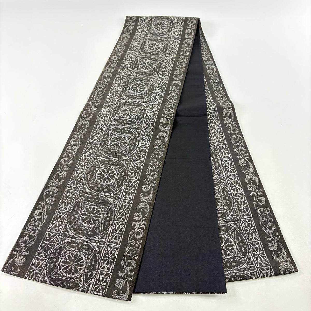 美品】 袋帯 名品 華文 唐草 金糸 黒 全通 正絹｜中古・古着