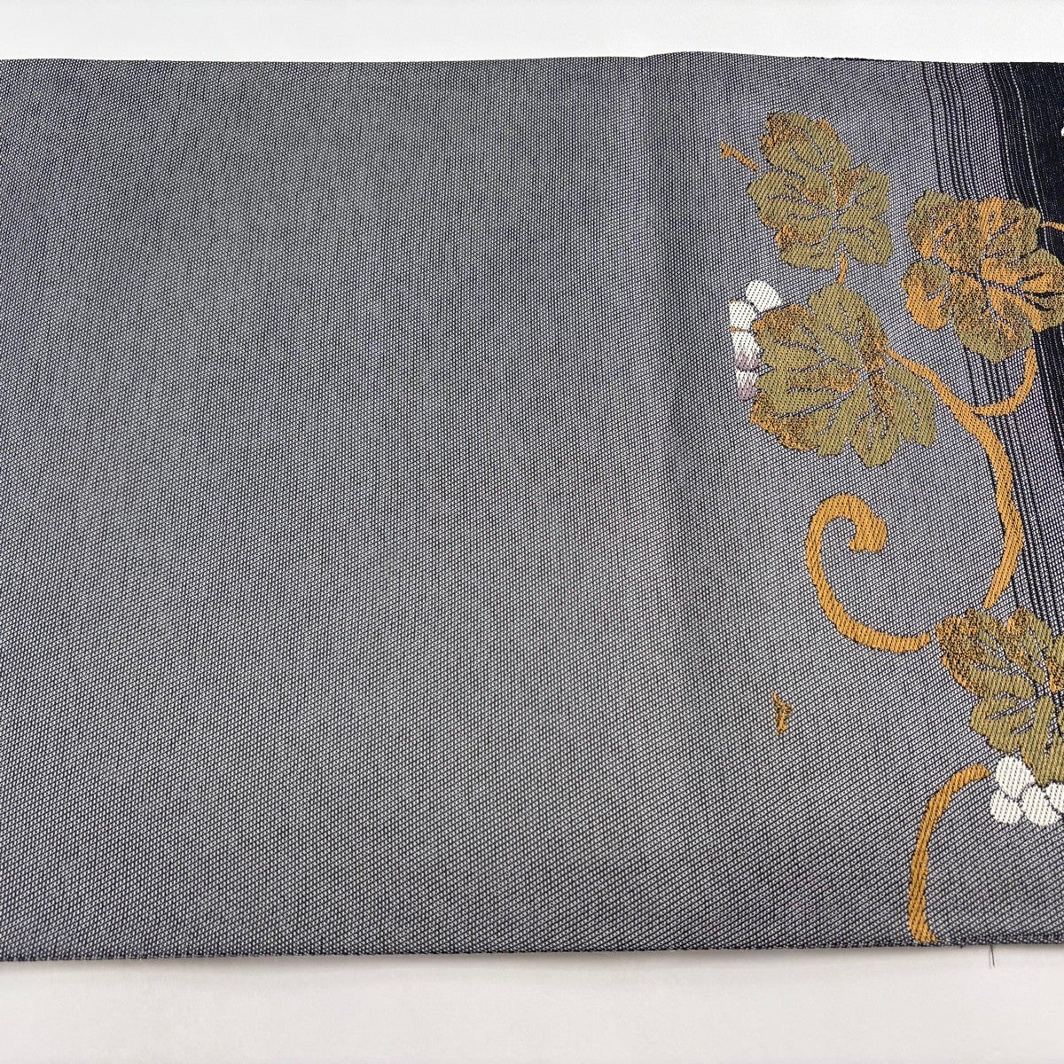 美品 袋帯 名品 葡萄唐草 段縞 箔 金糸 黒灰 六通 正絹｜中古
