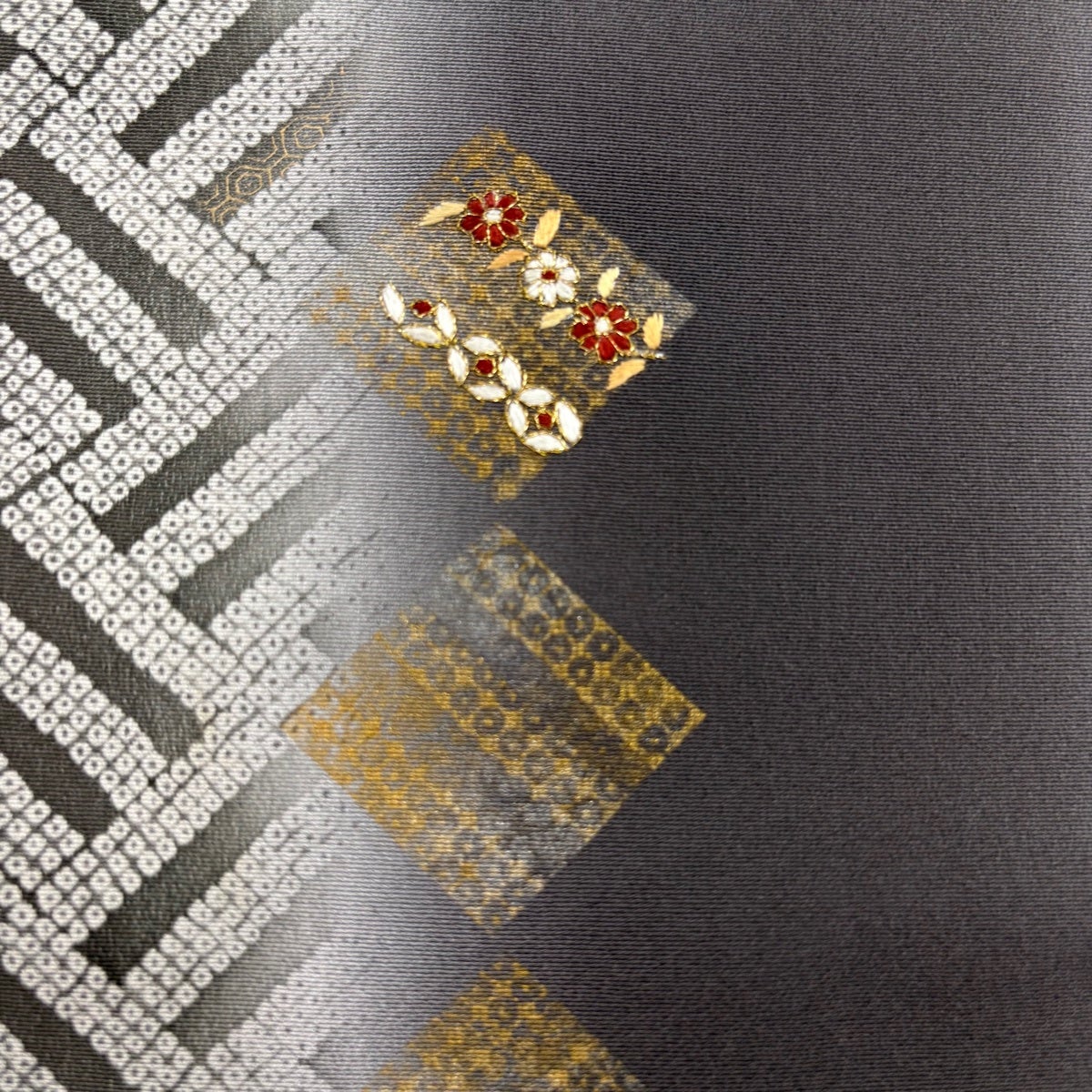付下げ 身丈161cm 裄丈65.5cm M 袷 草花 鹿子柄 金糸 刺繍 灰色 正絹
