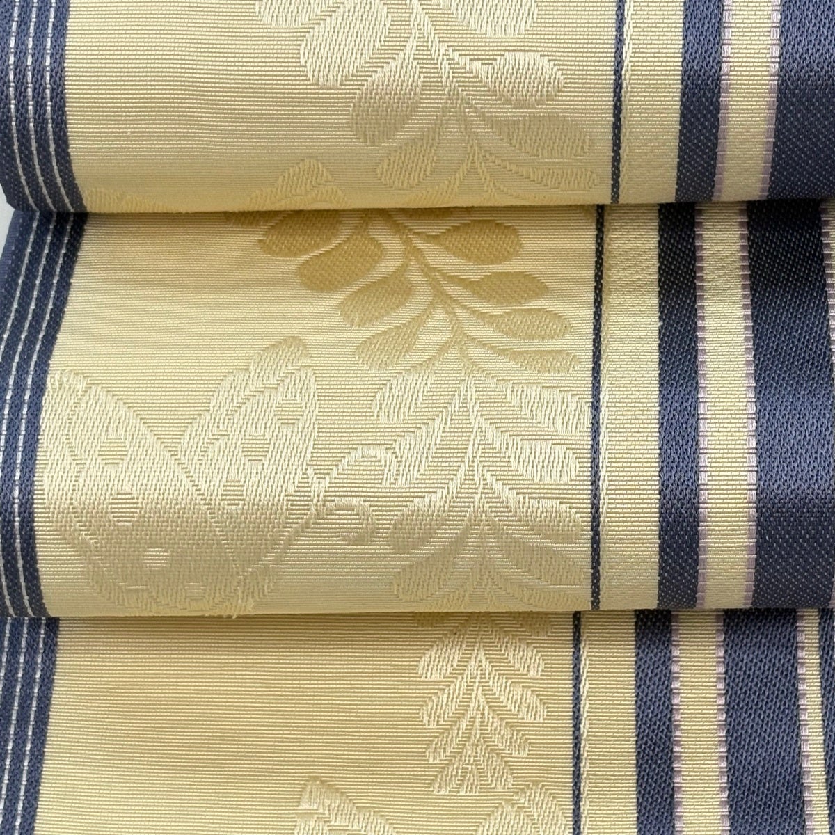 雨の日セール【美品・証紙付】大正ロマン、唐草・洋花文様のストライプ☆正絹 博多帯 美品】半幅帯 名品 博多織 証紙有 縞 蝶 ベージュ 正絹｜中古・古着