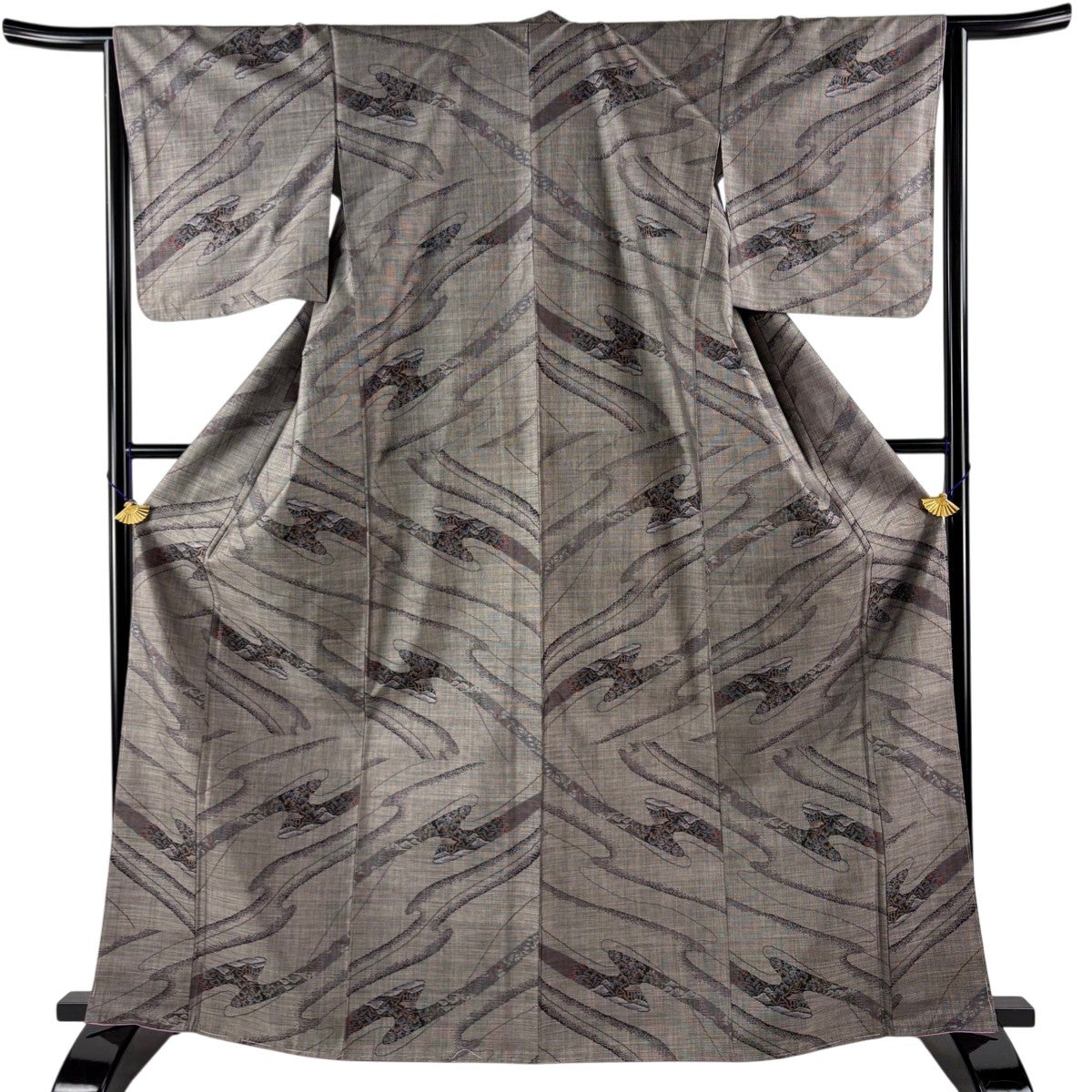 【在庫一掃】 紬 身丈160.5cm 裄丈64.5cm 正絹 逸品 【中古】 紬 身丈160.5cm 裄丈66.5cm M 袷 麻の葉 松皮菱 灰白 正絹 秀品｜中古
