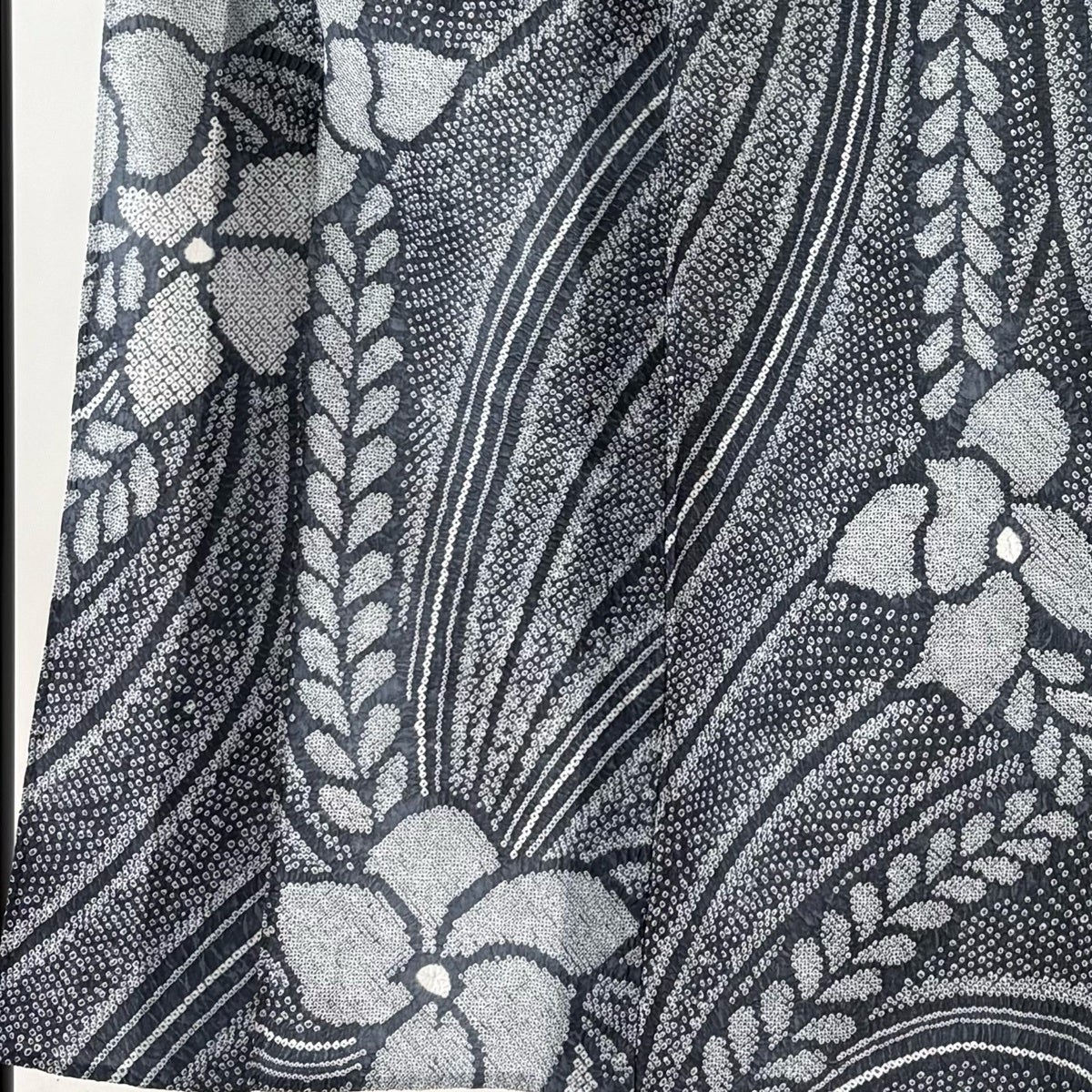 美品】 浴衣 身丈152cm 裄丈63cm S 絞り浴衣 草花 墨色 綿 名品｜中古