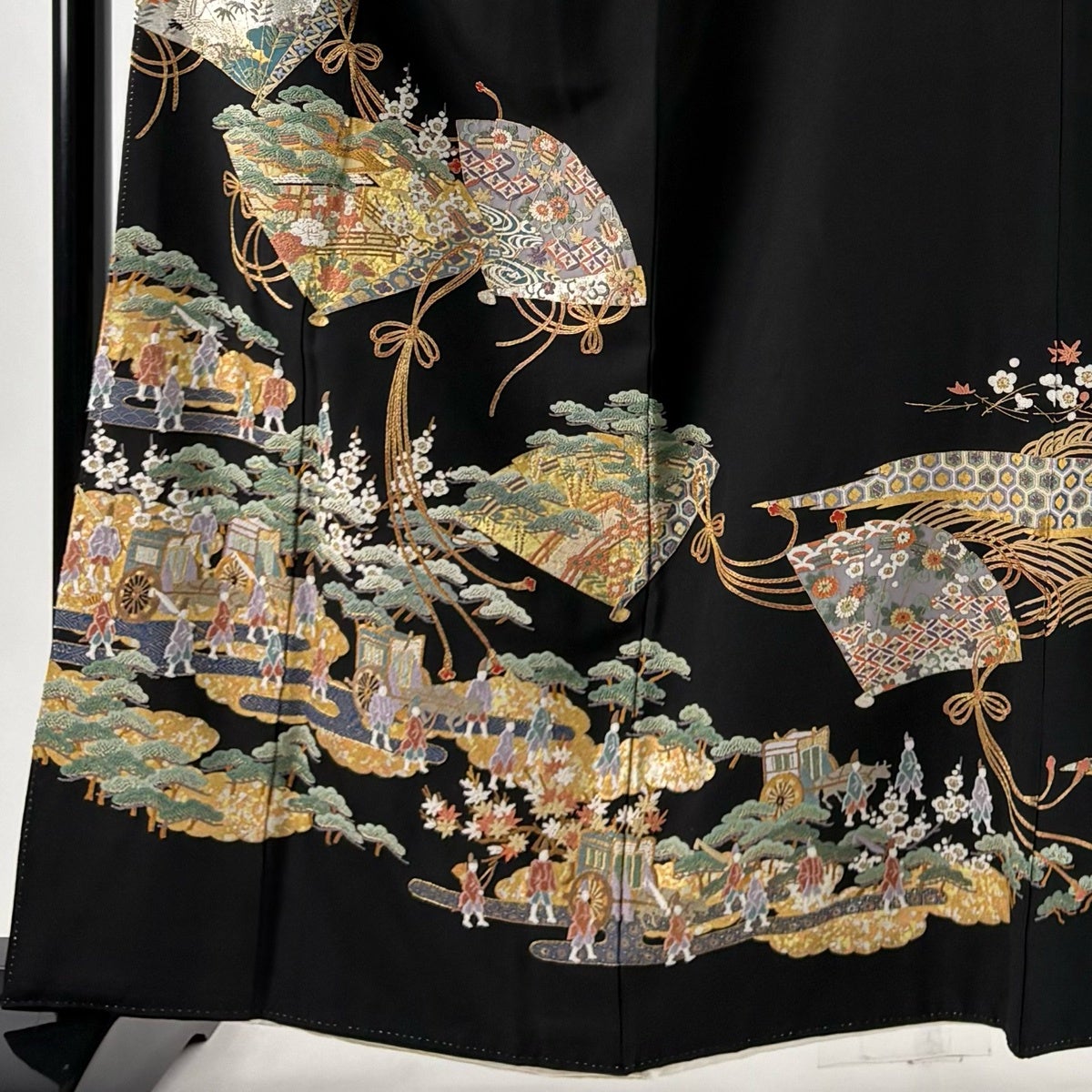 ☆ 色留袖 刺繍柄 十二単の女性 扇子 組紐 金糸 藁色 ガード K-4787 黒留袖 身丈162cm 裄丈65.5cm M 袷 桧扇 人物 刺繍 金糸 黒 正絹 秀品