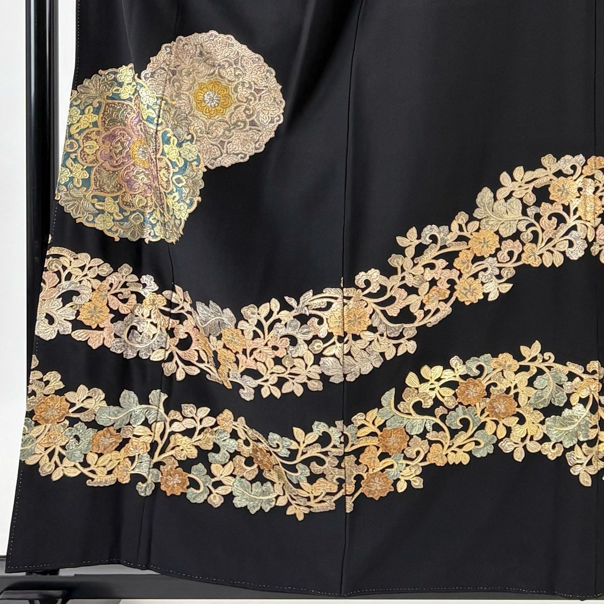 黒留袖 身丈158cm 裄丈66cm M 袷 落款あり 華文 花唐草 金彩 ラメ彩 黒
