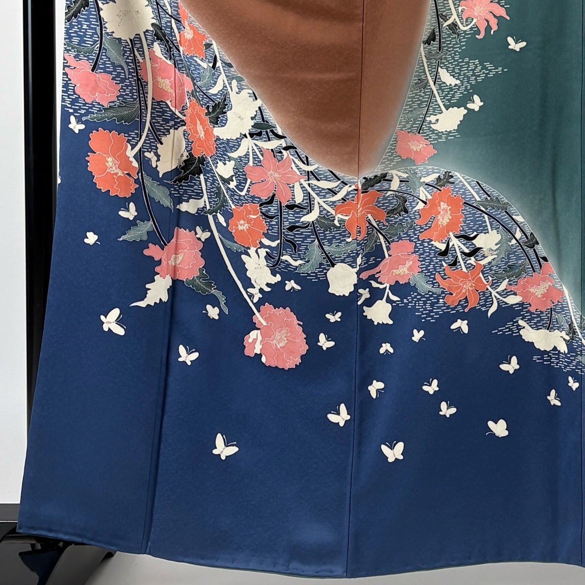 振袖 身丈161.5cm 裄丈63cm S 袷 落款あり 草花 蝶 染め分け ぼかし 青