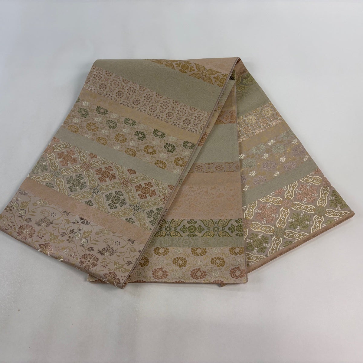 美品】 袋帯 名品 箔屋清兵衛 落款あり 華文 花唐草 刺繍 箔 ベージュ