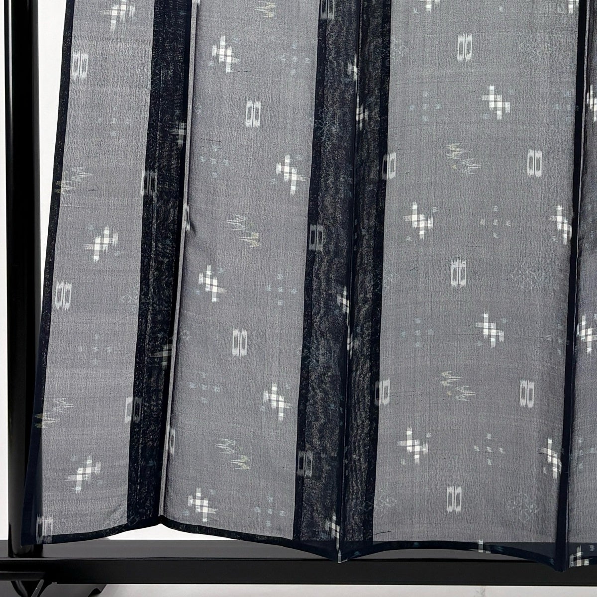 美品】 紬 身丈156.5cm 裄丈63cm S 薄物 夏紬 燕 絣柄 紺色 正絹 名品
